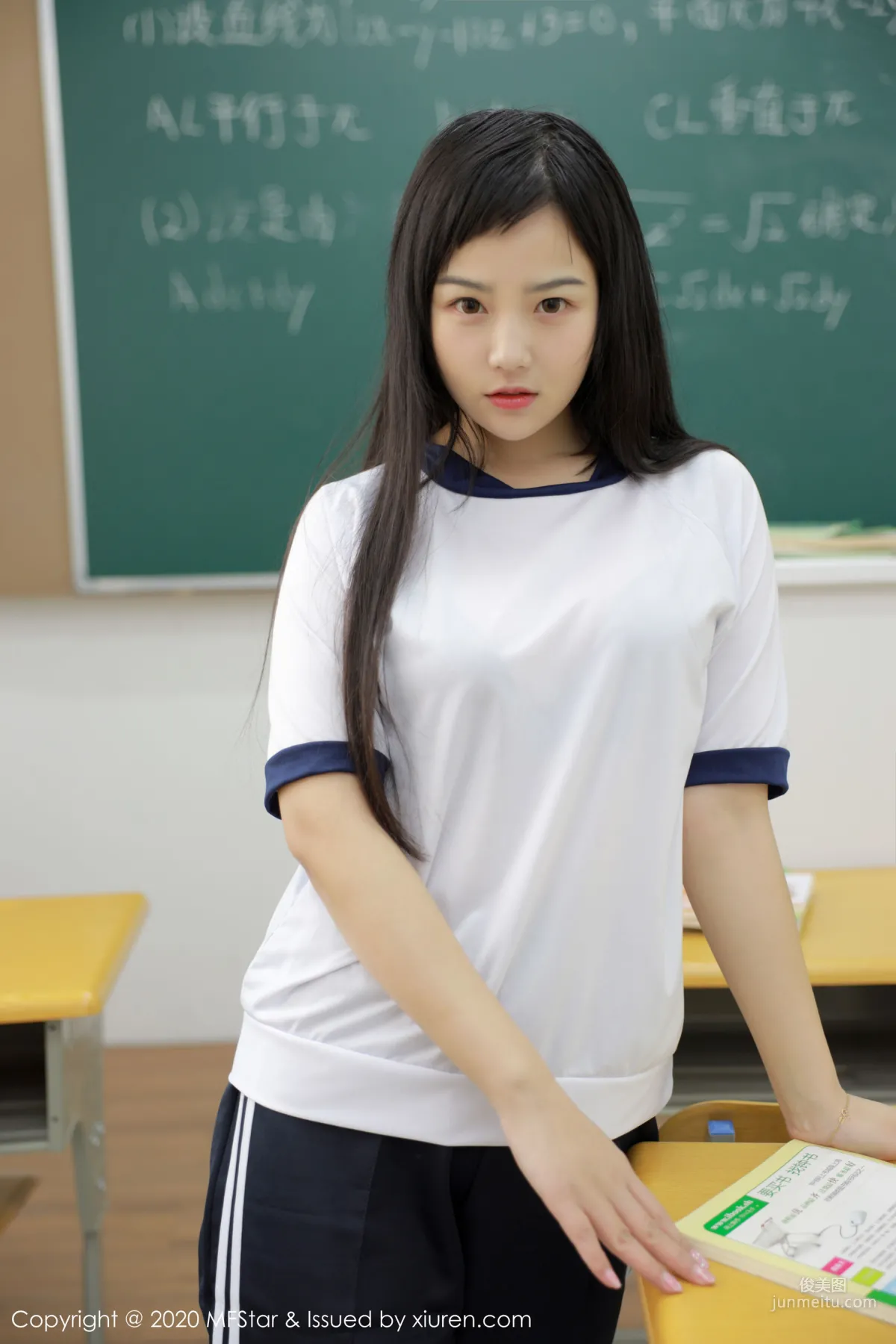 Xu Weiwei mia Student Uniform Temptation in the Classroom [MFStar] Vol.273 Photo Set photo 13
