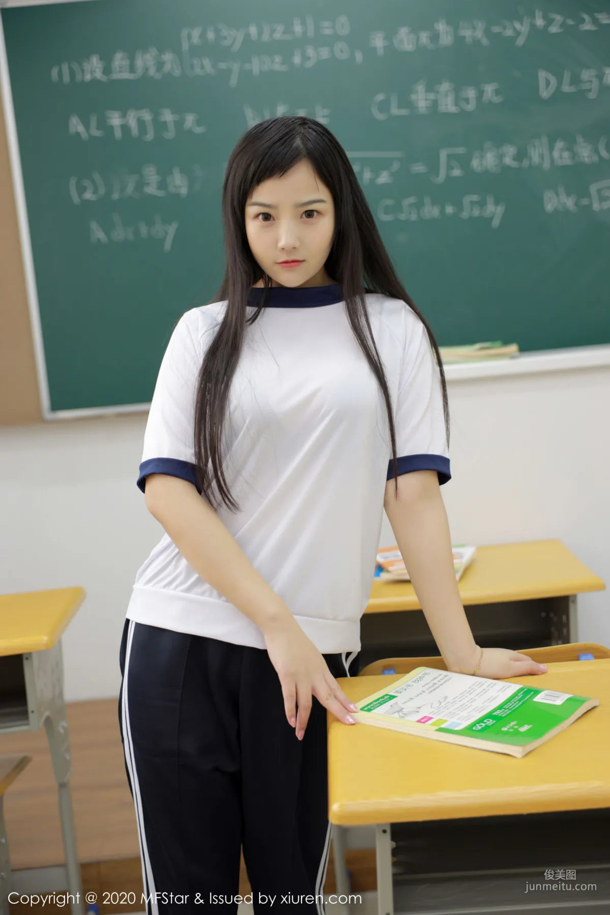 Xu Weiwei mia Student Uniform Temptation in the Classroom [MFStar] Vol.273 Photo Set photo 12