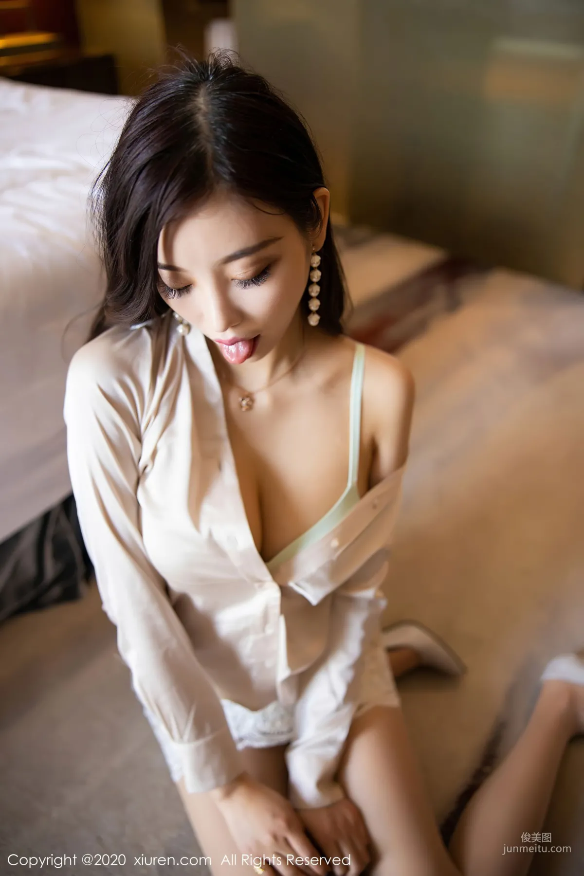 Yang Chenchen sugar, Flesh-Colored Stockings and Beautiful Legs Temptation [XiuRen] No.1974 Photo Set photo 33