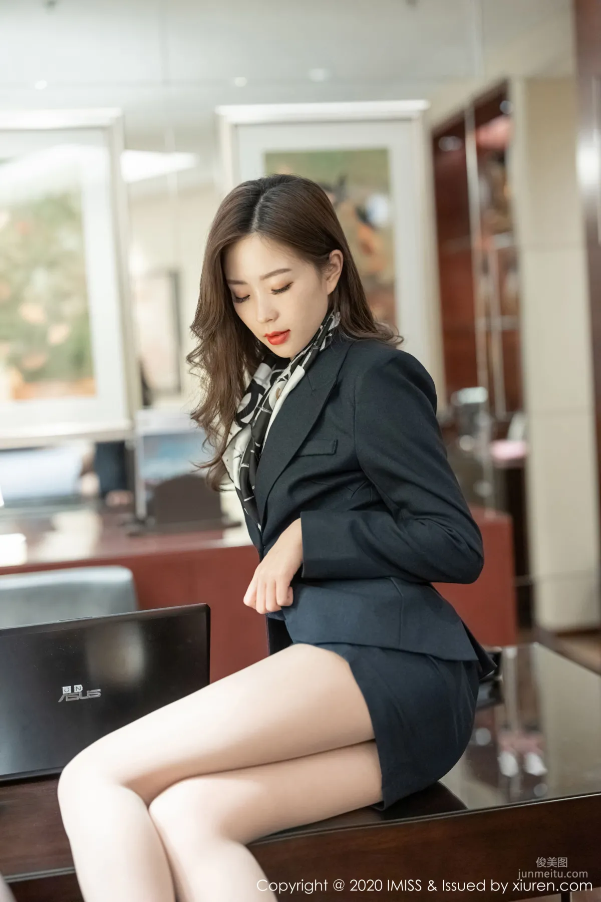 Yang Ziyan Cynthia Professional OL Stockings and Beautiful Legs [IMISS] Vol.444 Photo Set photo 22