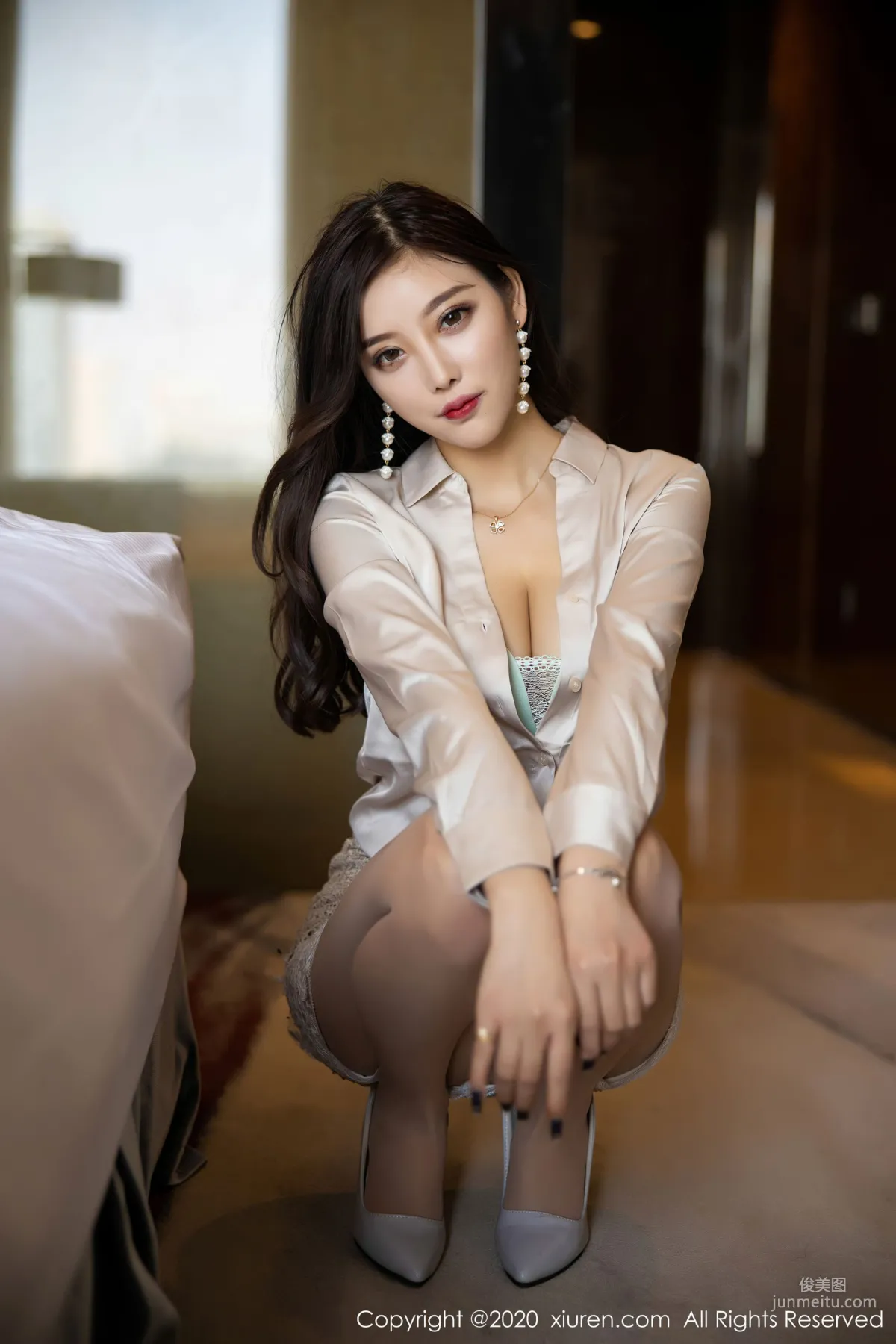 Yang Chenchen sugar, Flesh-Colored Stockings and Beautiful Legs Temptation [XiuRen] No.1974 Photo Set photo 23