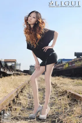 Model 文欣《小鎮火車站的美腿誘惑》上下合集 [麗櫃LiGui] 美腿玉足寫真圖片