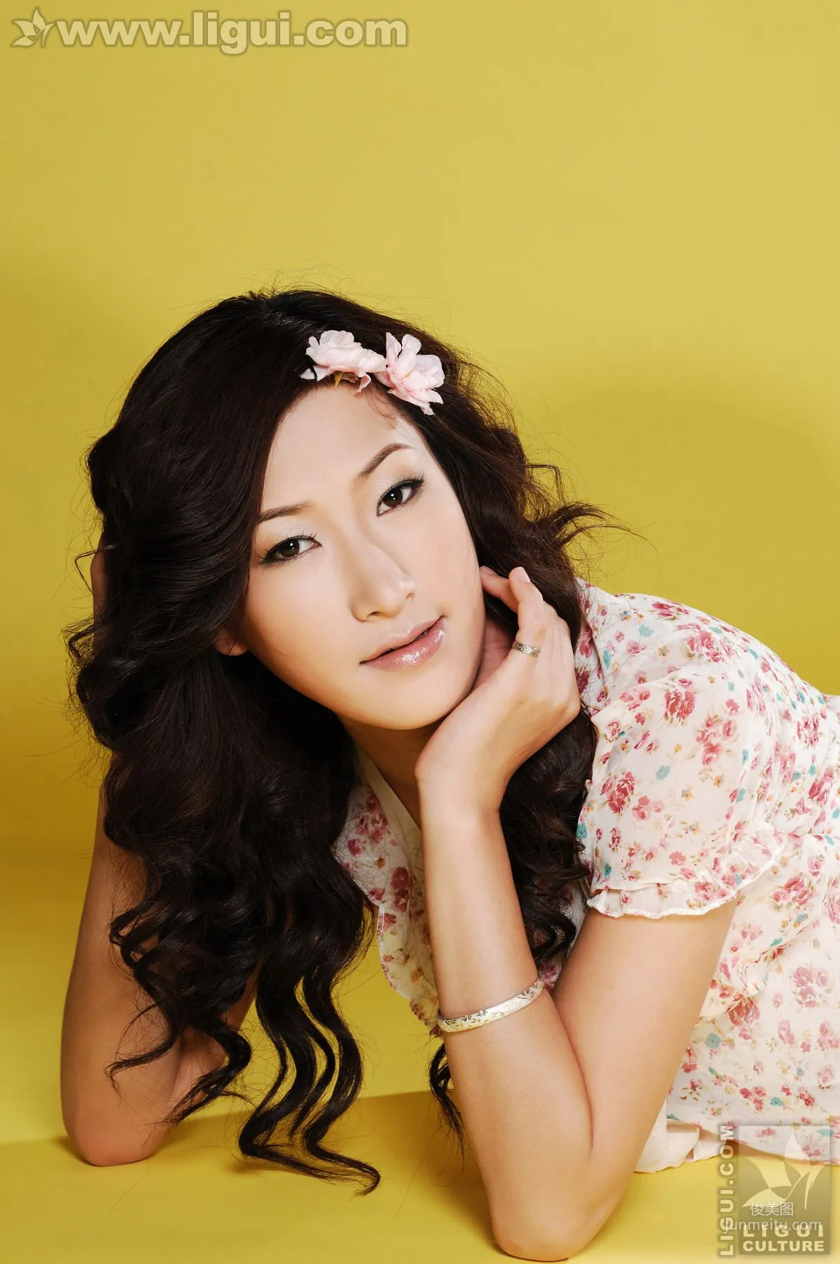 Model Ting Ting《Charming Sweetness》 [Ligui] Beautiful Legs and Jade Feet Photo Pictures photo 1
