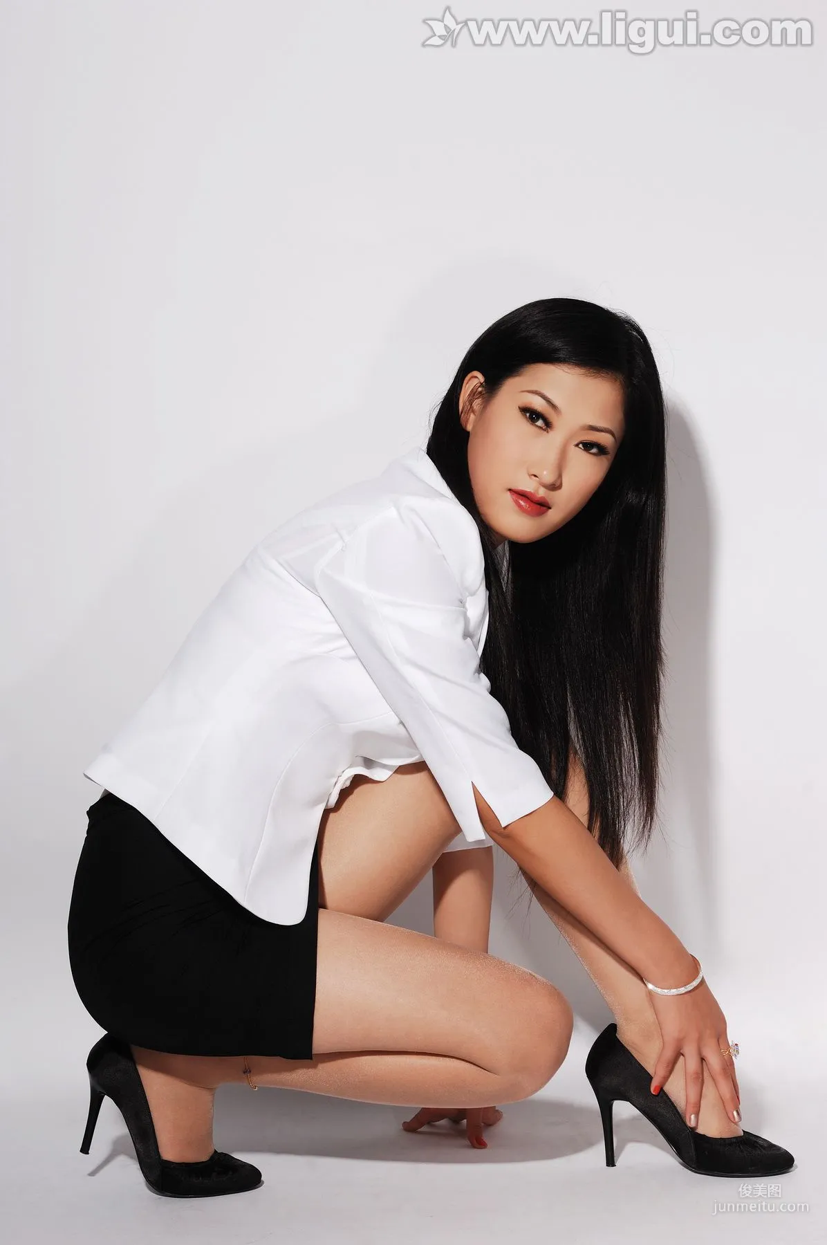 Model Ting Ting《Monochrome Aesthetic Lens》[Ligui] Beautiful Legs and Jade Feet Photo photo 15