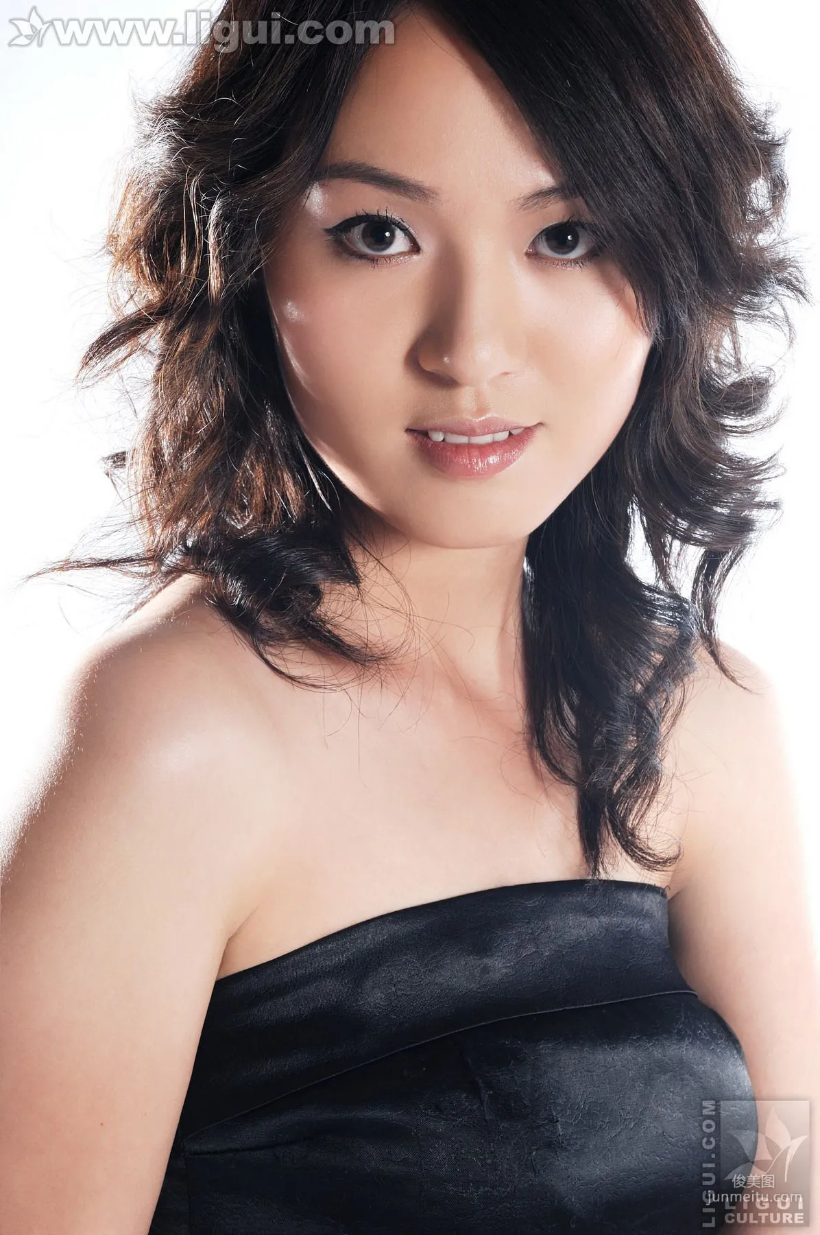 Ouyang Qian: Ligui Model photo 1