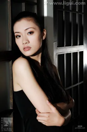 Model 廖夢茜《黑暗中的誘惑身軀》 [麗櫃LiGui] 美腿玉足寫真圖片