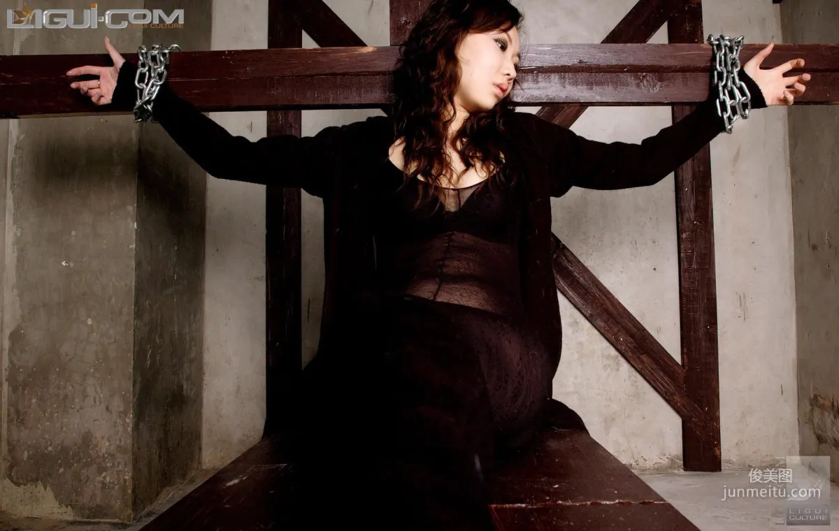 [Ligui] Model Lu Lu, Black Stockings and Shackles Silk Feet Photo photo 11