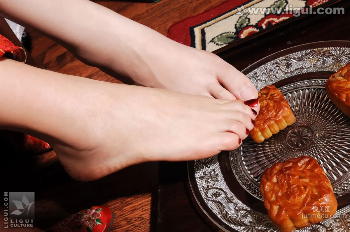 Model You Mei, Fei Fei Fragrant Silk and Beautiful Feet Kissing Each Other [Ligui] Silk Feet Photo Pictures photo 11