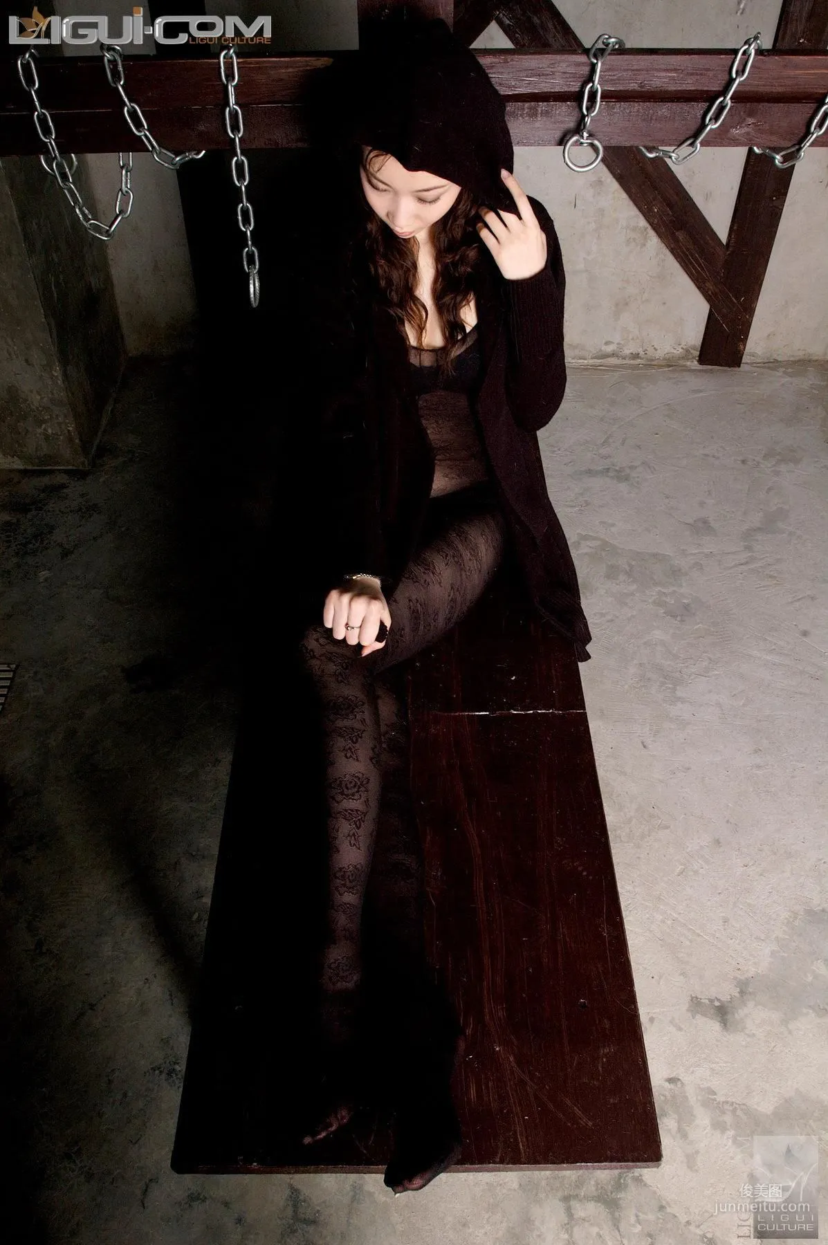 [Ligui] Model Lu Lu, Black Stockings and Shackles Silk Feet Photo photo 19