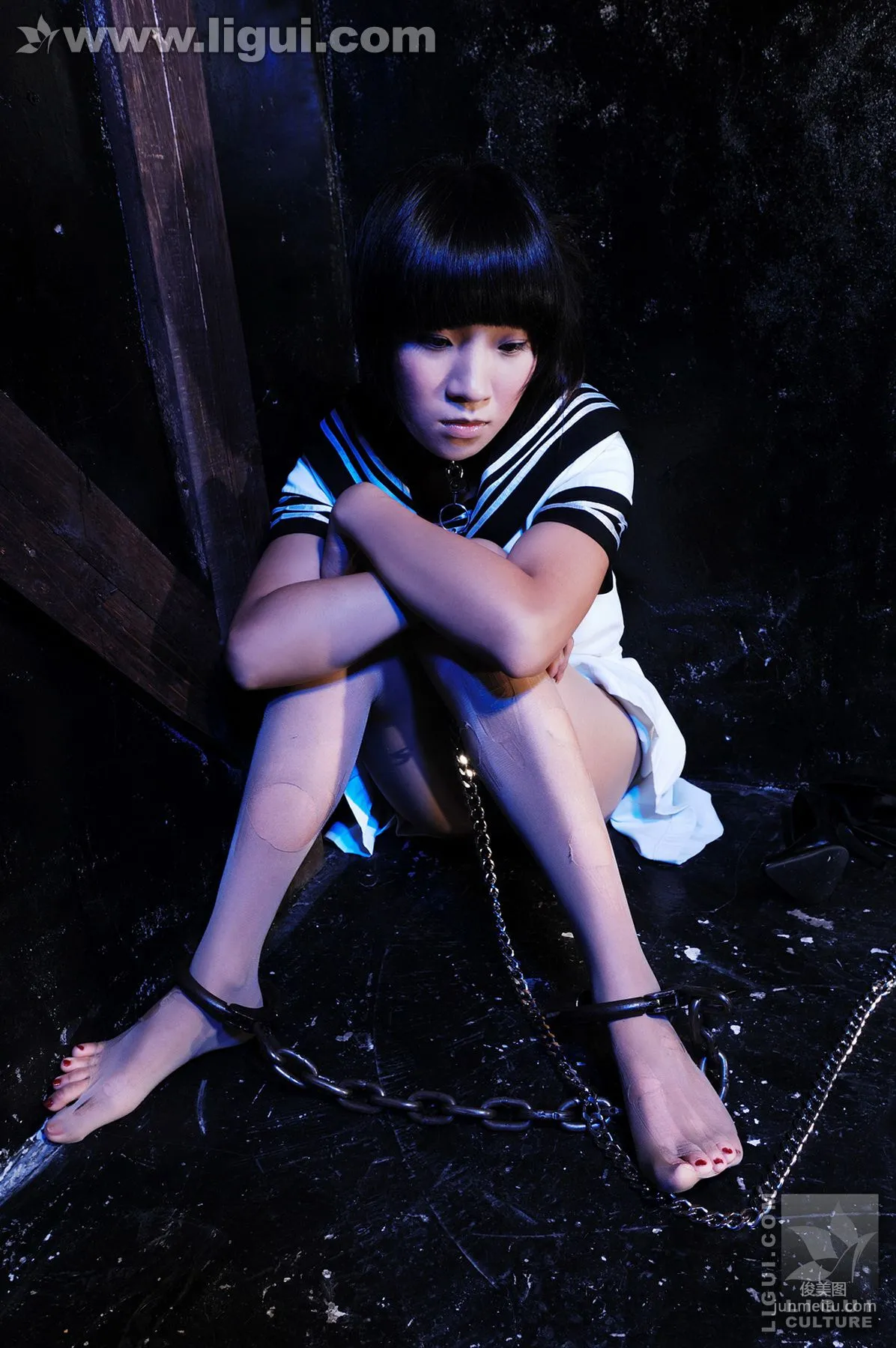 Model Mu Zi, Yi Yuan, Spy Girl Whipping Handcuffs and Shackles Schoolgirl [Ligui] Silk Feet Photos photo 26
