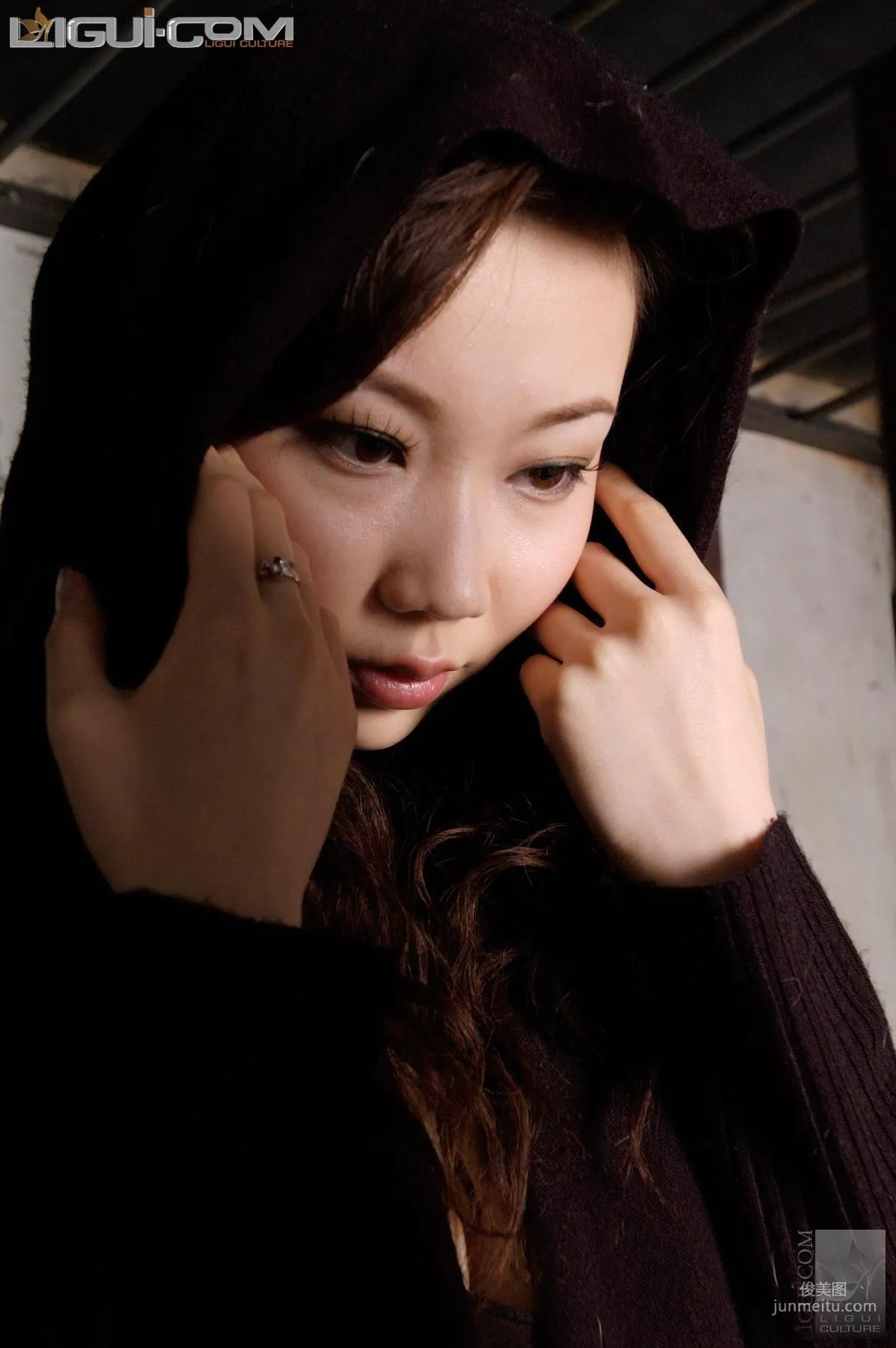 [Ligui] Model Lu Lu, Black Stockings and Shackles Silk Feet Photo photo 27