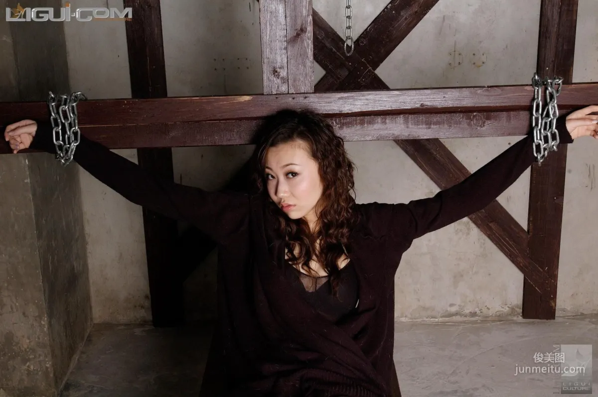 [Ligui] Model Lu Lu, Black Stockings and Shackles Silk Feet Photo photo 32