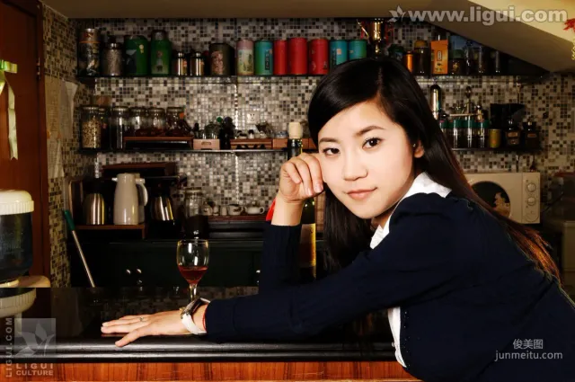 Model 卡魯魯《賣酒小姐吧台向客人獻媚》 [麗櫃LiGui] 美腿玉足寫真圖片