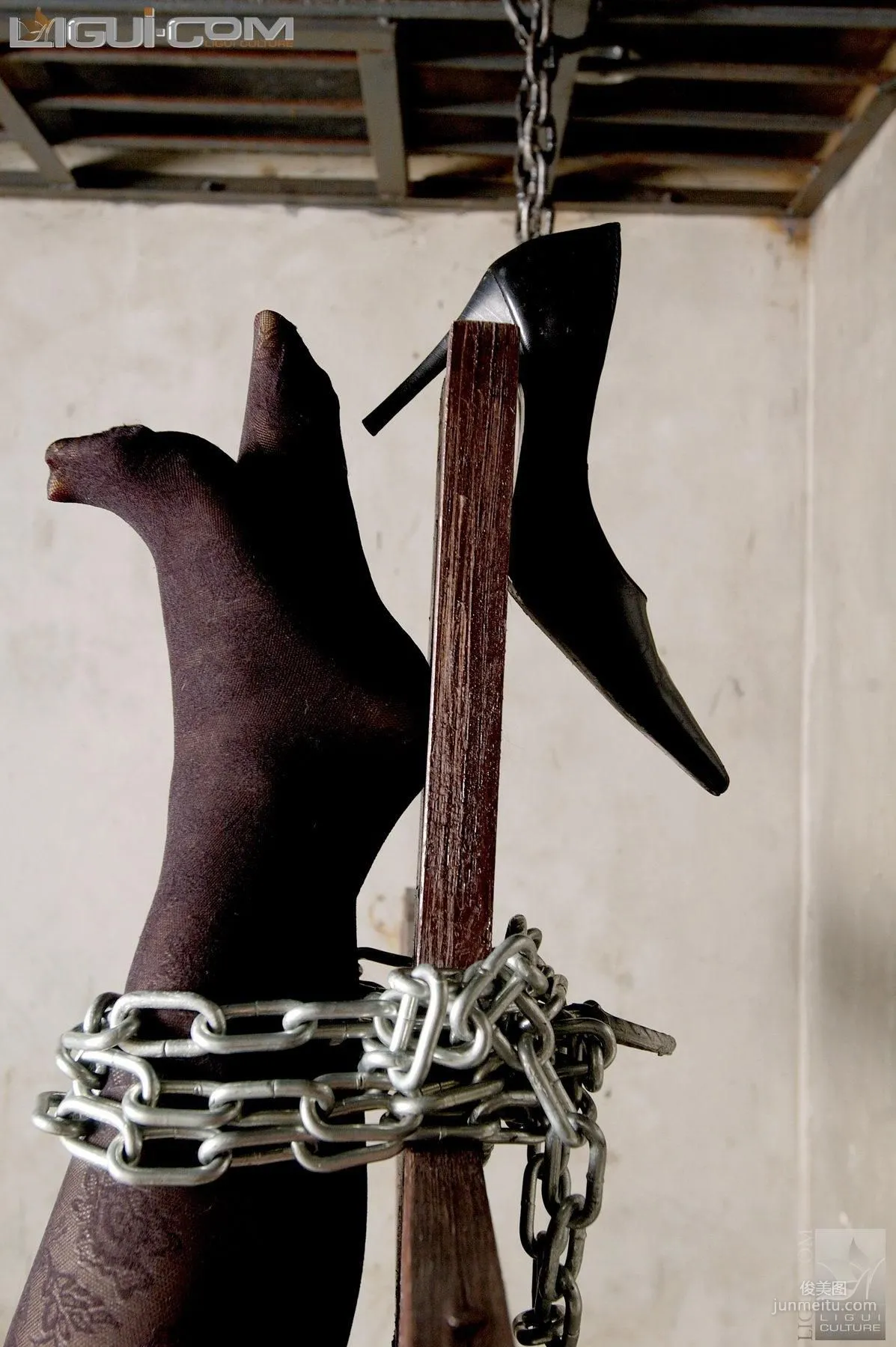 [Ligui] Model Lu Lu, Black Stockings and Shackles Silk Feet Photo photo 1