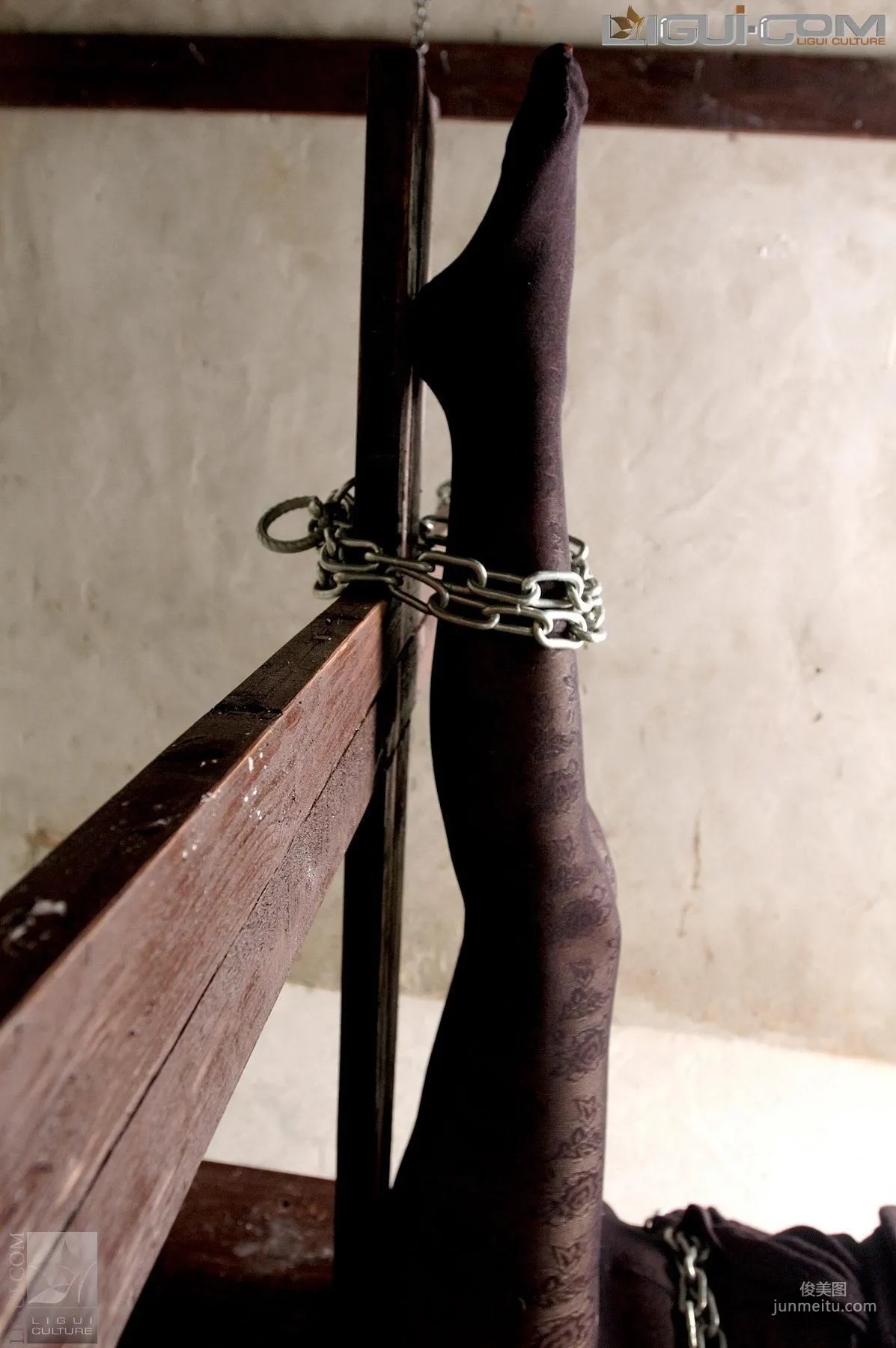 [Ligui] Model Lu Lu, Black Stockings and Shackles Silk Feet Photo photo 6