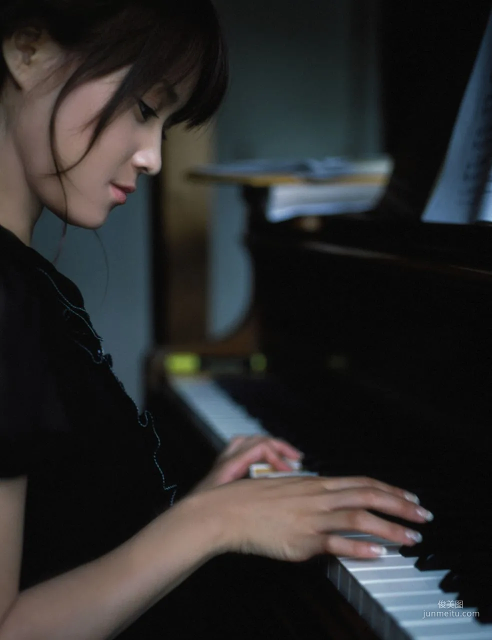 Eri Kamei [Hello! Project Digital Books] Vol.48 Photo Set photo 49