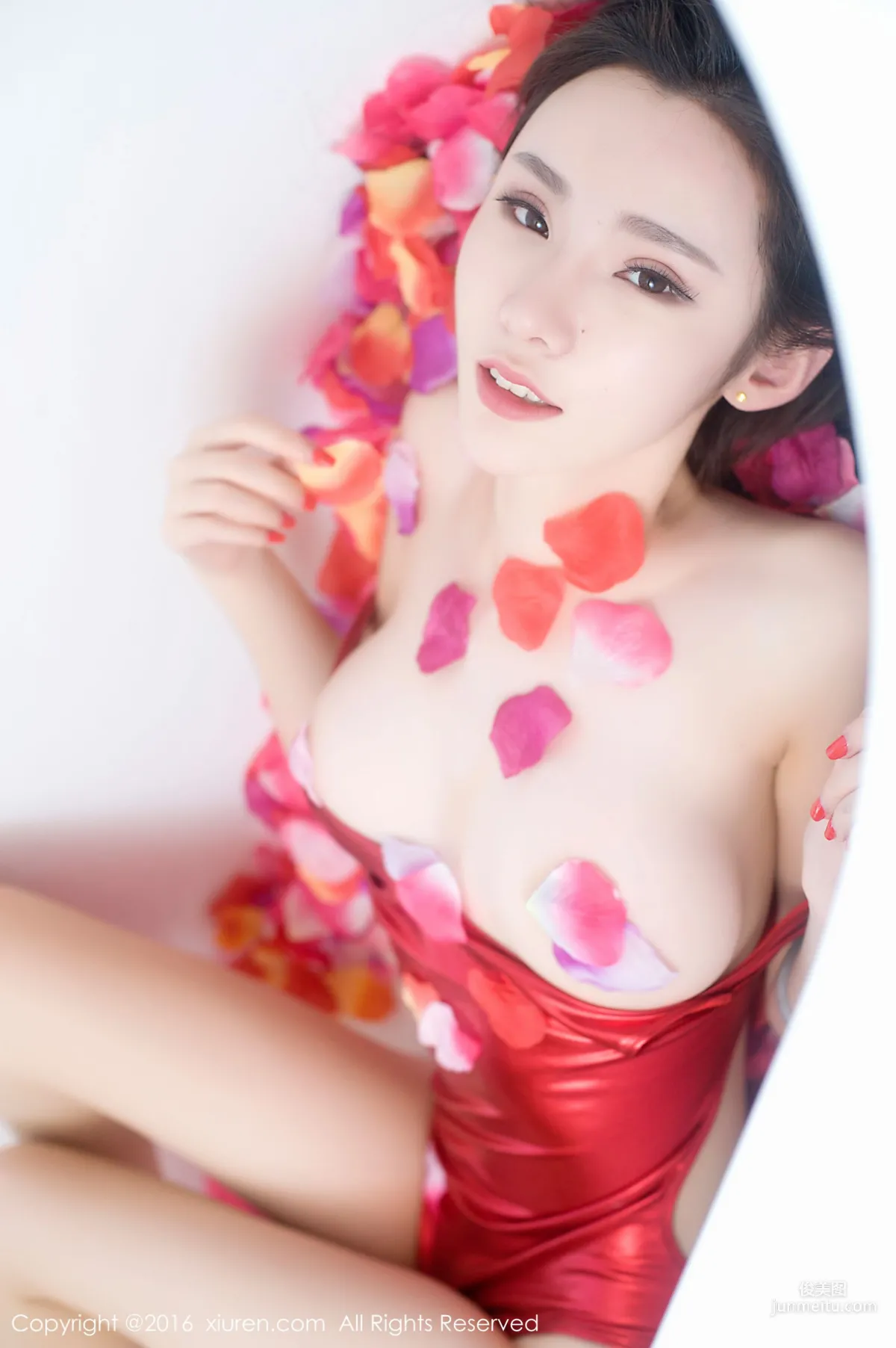 Meng Qiqi《Bathtub Petals Semi-nude Seduction, High-Cut Scarlet One-Piece Bikini》[XiuRen] No.625 Photo Set photo 29