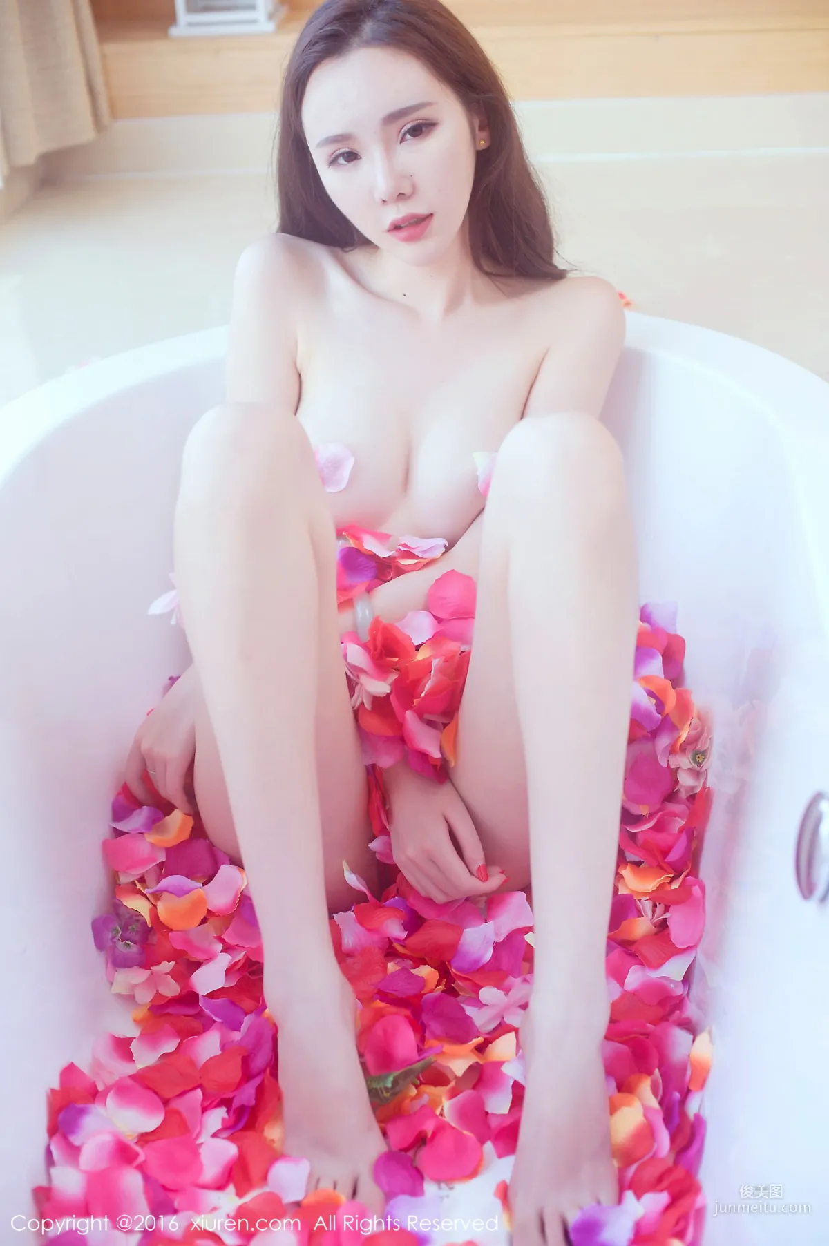 Meng Qiqi《Bathtub Petals Semi-nude Seduction, High-Cut Scarlet One-Piece Bikini》[XiuRen] No.625 Photo Set photo 51