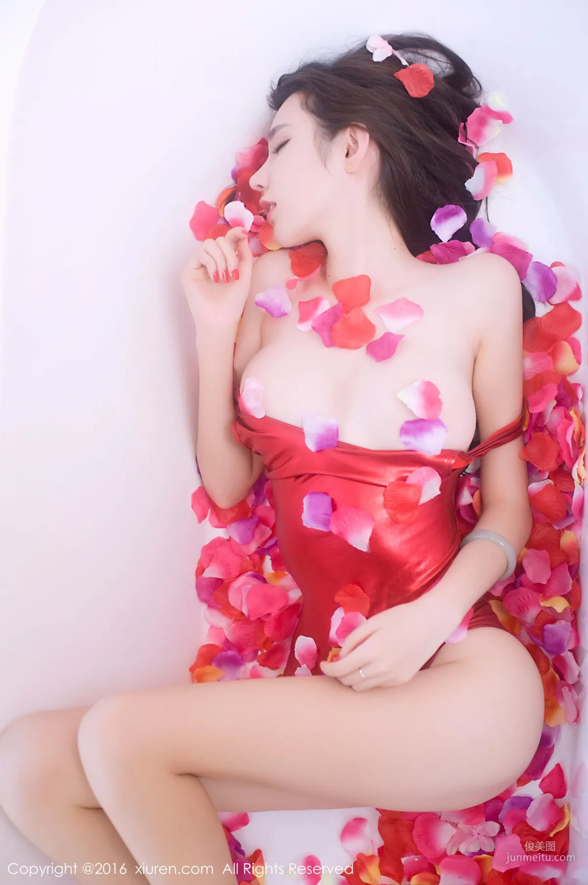 Meng Qiqi《Bathtub Petals Semi-nude Seduction, High-Cut Scarlet One-Piece Bikini》[XiuRen] No.625 Photo Set photo 18