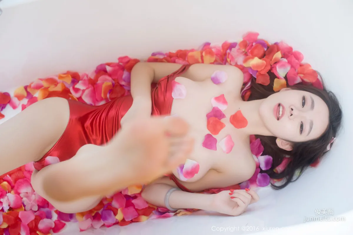 Meng Qiqi《Bathtub Petals Semi-nude Seduction, High-Cut Scarlet One-Piece Bikini》[XiuRen] No.625 Photo Set photo 25