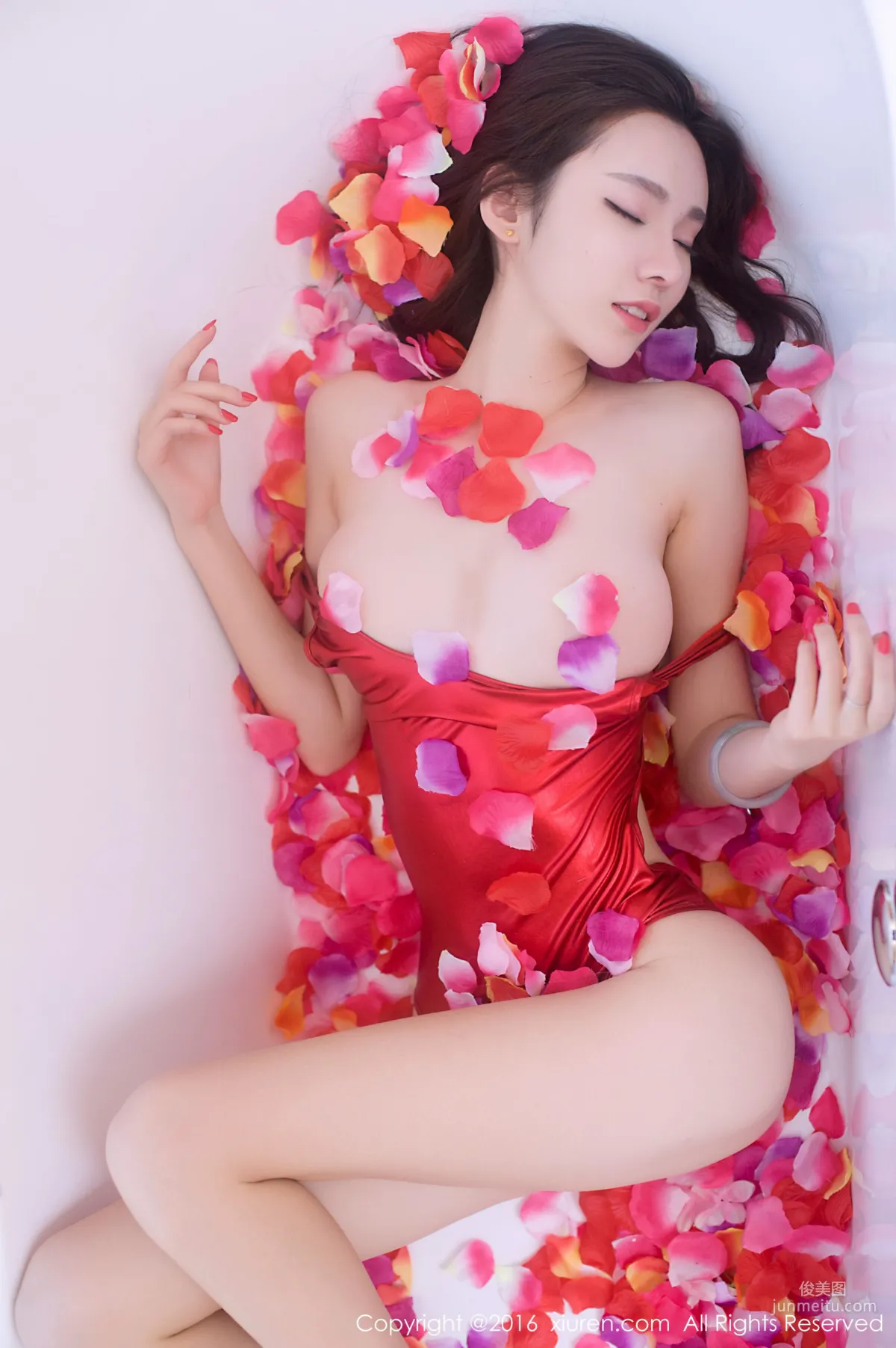 Meng Qiqi《Bathtub Petals Semi-nude Seduction, High-Cut Scarlet One-Piece Bikini》[XiuRen] No.625 Photo Set photo 15