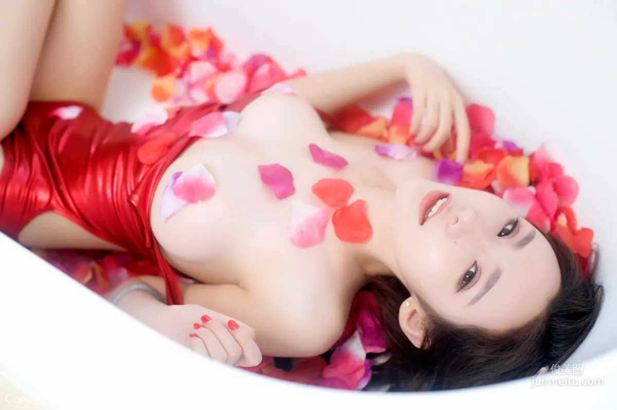 Meng Qiqi《Bathtub Petals Semi-nude Seduction, High-Cut Scarlet One-Piece Bikini》[XiuRen] No.625 Photo Set photo 28