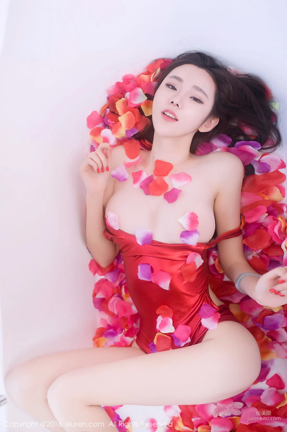 Meng Qiqi《Bathtub Petals Semi-nude Seduction, High-Cut Scarlet One-Piece Bikini》[XiuRen] No.625 Photo Set photo 19