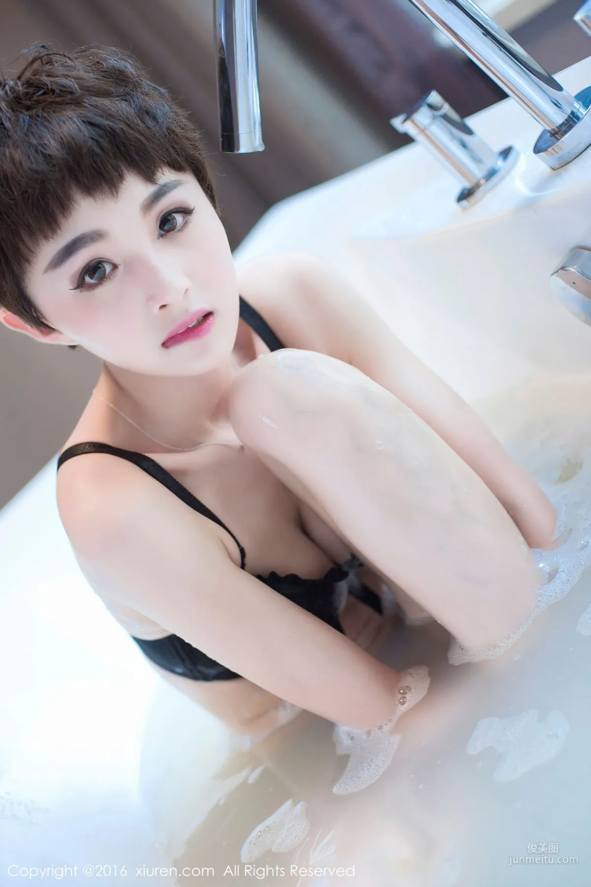 baby_kiki 《A Real Beautiful Flight Attendant's Leisure Time》 [XiuRen] No.657 Photo Set photo 28