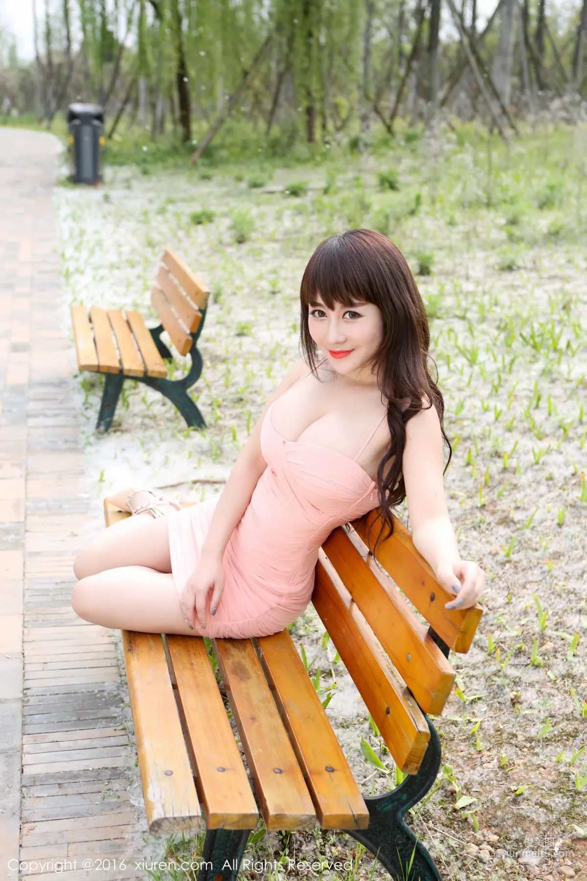 Chen Qiaobei isabella, Outdoor Shoot Ultra Short Skirt Series [XiuRen] No.529 Photo Set photo 22