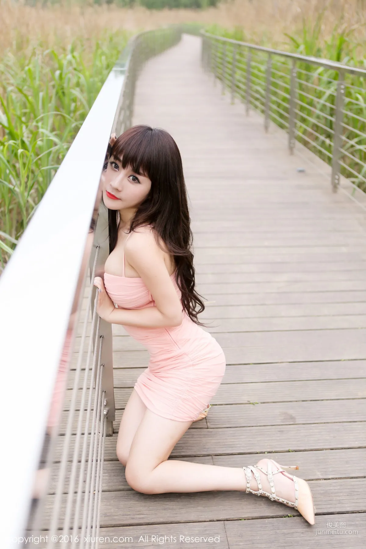 Chen Qiaobei isabella, Outdoor Shoot Ultra Short Skirt Series [XiuRen] No.529 Photo Set photo 15