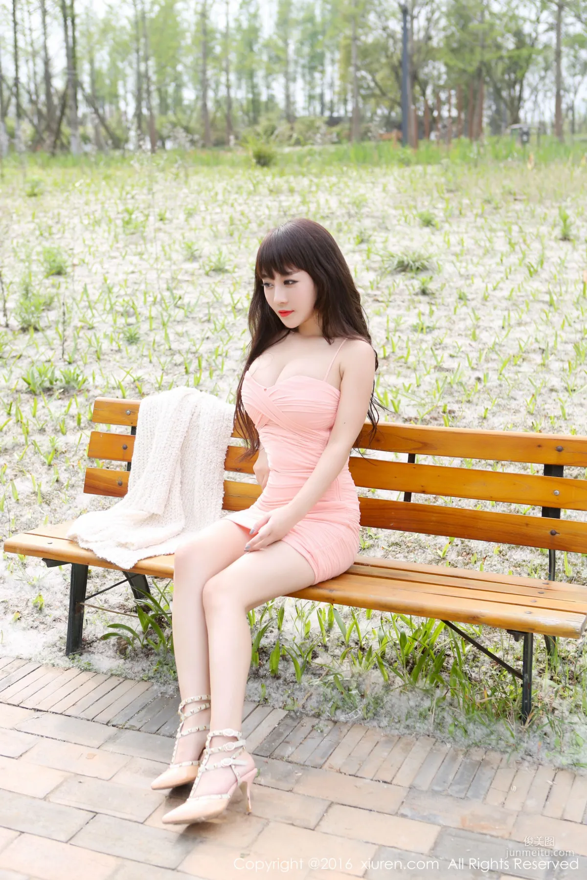 Chen Qiaobei isabella, Outdoor Shoot Ultra Short Skirt Series [XiuRen] No.529 Photo Set photo 17