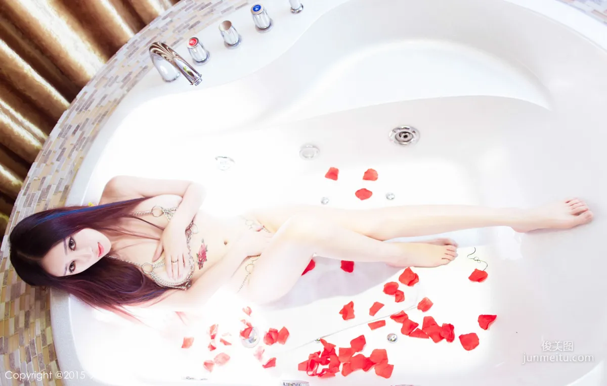 Zou Jingjing Queen, Indoor Sexy Lingerie + Bathtub Series, [XiuRen] No.411 Photo Set photo 32
