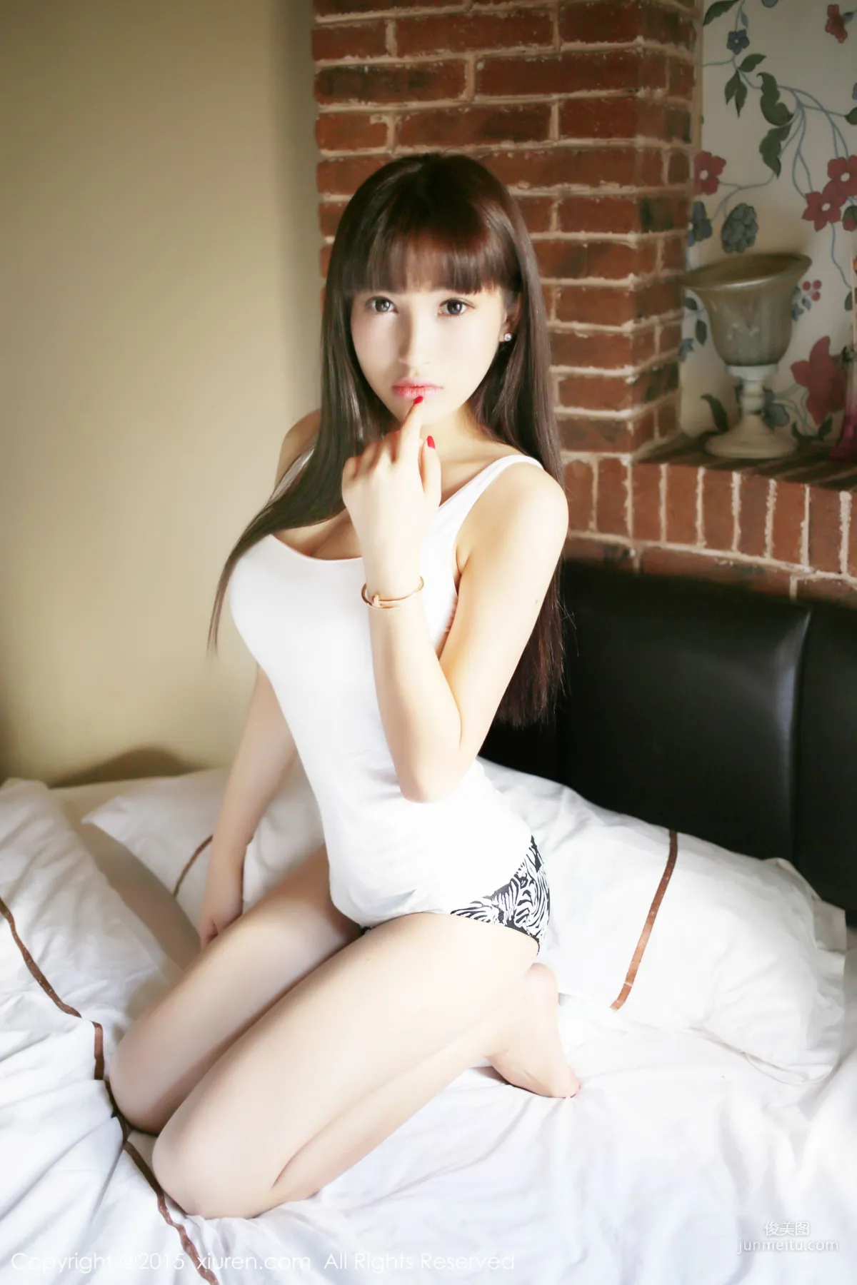 Nic Nikeke White Tank Top + Nurse Outfit [XiuRen] No.389 Photo Set photo 6