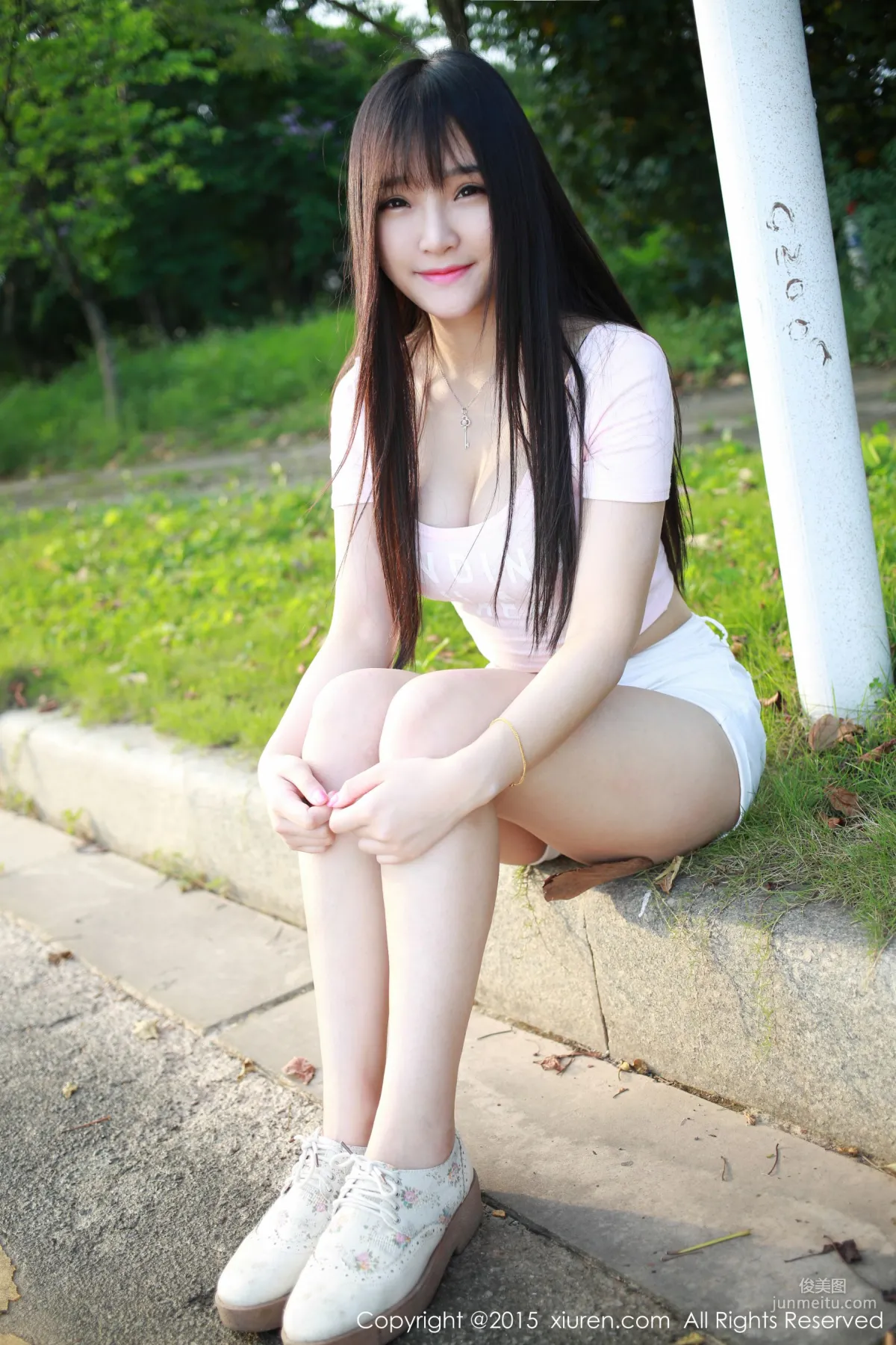 Xiayao baby, Fresh Hot Pants Girl Outdoor Shoot [XiuRen] No.345 Photo Set photo 22
