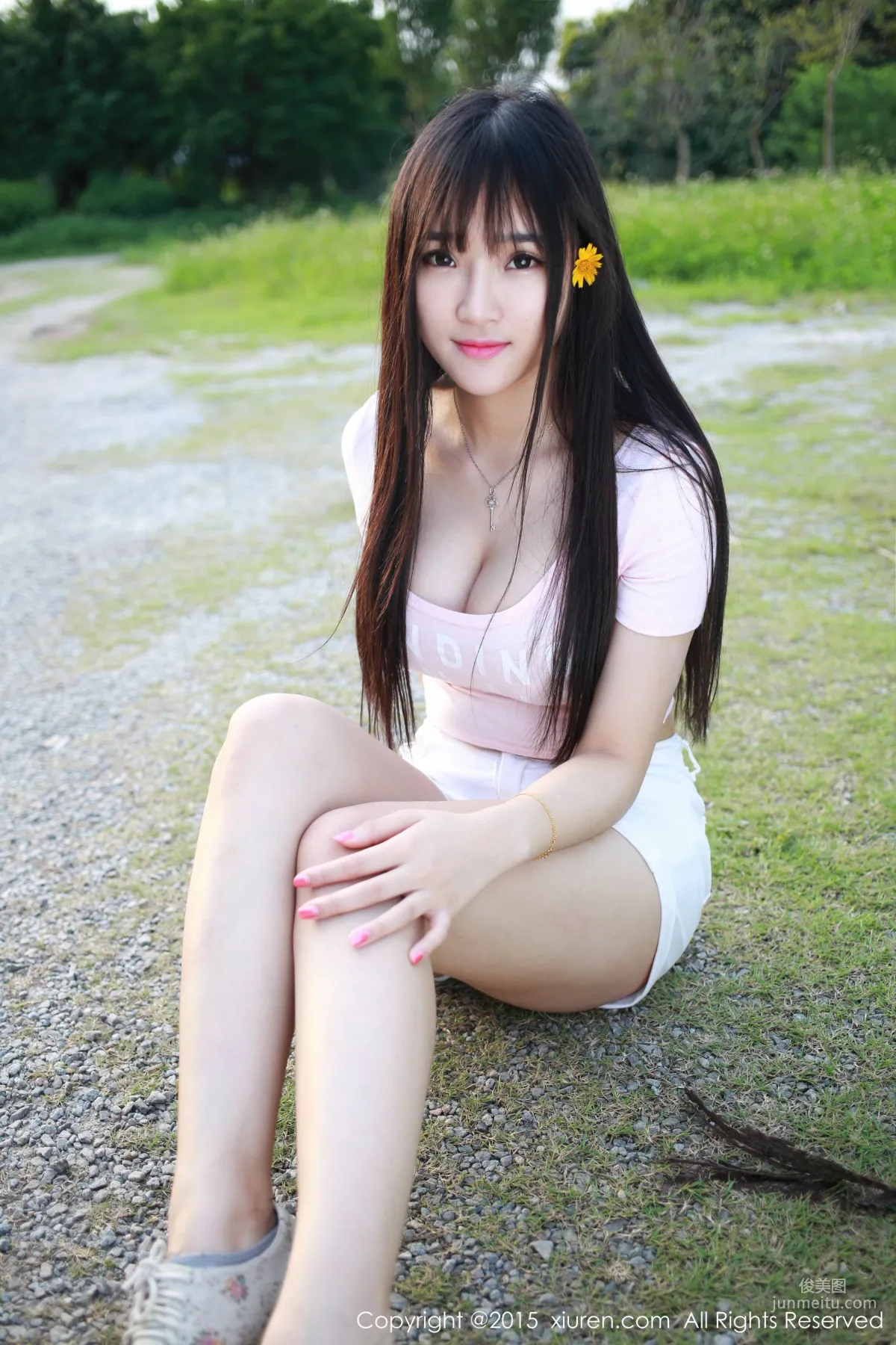 Xiayao baby, Fresh Hot Pants Girl Outdoor Shoot [XiuRen] No.345 Photo Set photo 32