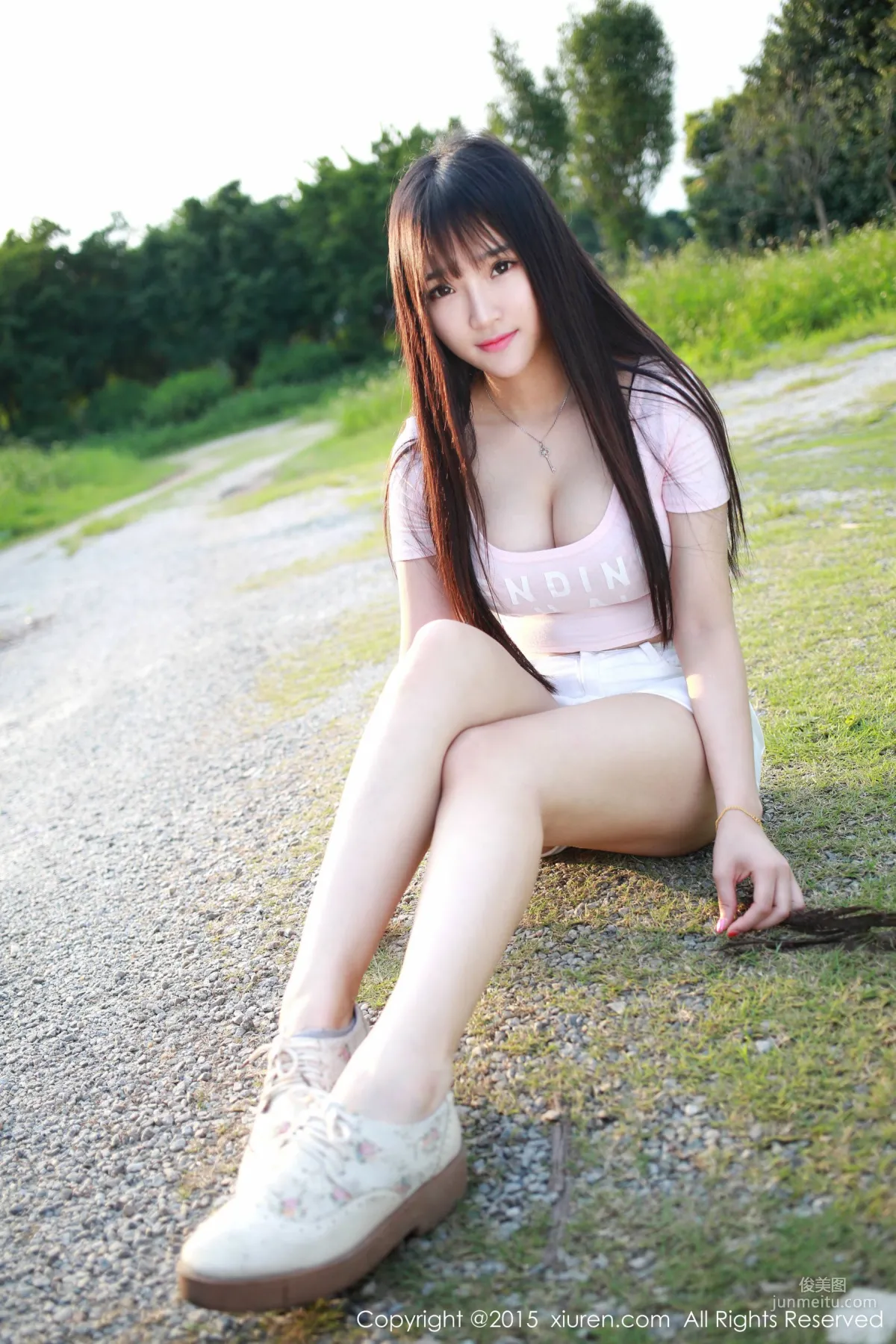 Xiayao baby, Fresh Hot Pants Girl Outdoor Shoot [XiuRen] No.345 Photo Set photo 31