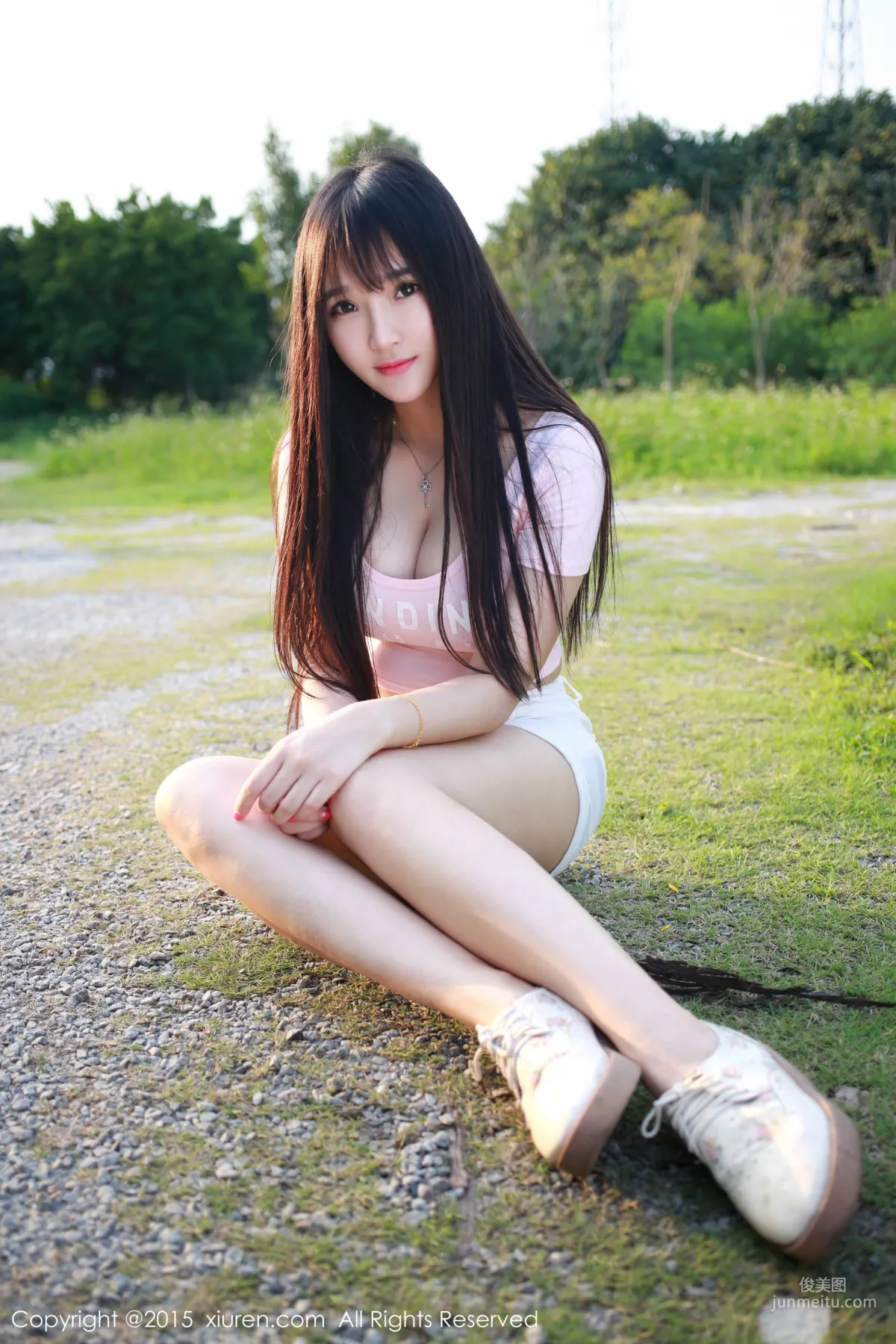 Xiayao baby, Fresh Hot Pants Girl Outdoor Shoot [XiuRen] No.345 Photo Set photo 37