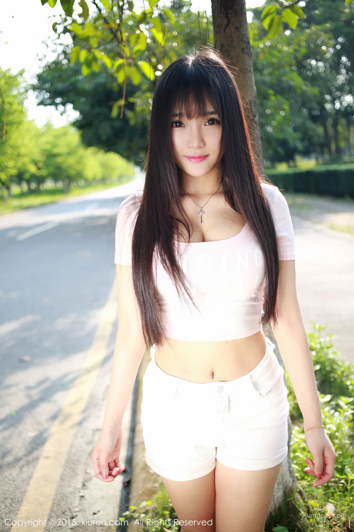 Xiayao baby, Fresh Hot Pants Girl Outdoor Shoot [XiuRen] No.345 Photo Set photo 16