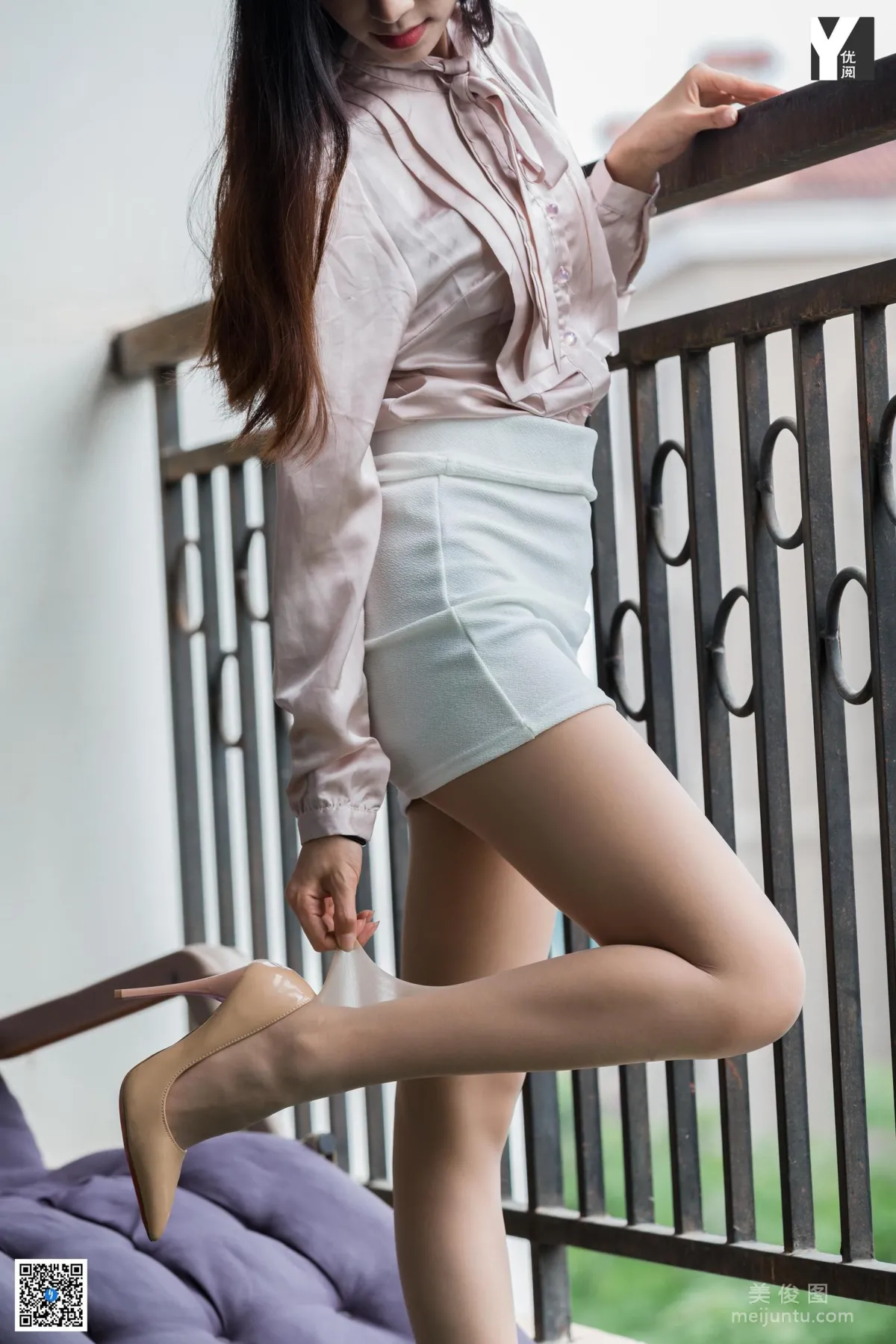[异思趣向IESS] 模特 美子 《爱看书的女同事》 写真集91