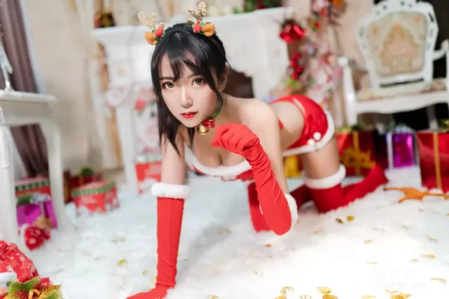 網紅Coser妍子堅不可摧 《聖誕禮物》 寫真集