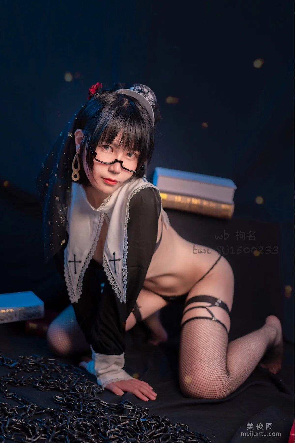 [网红Coser] 逐月su 《修女》 写真集27