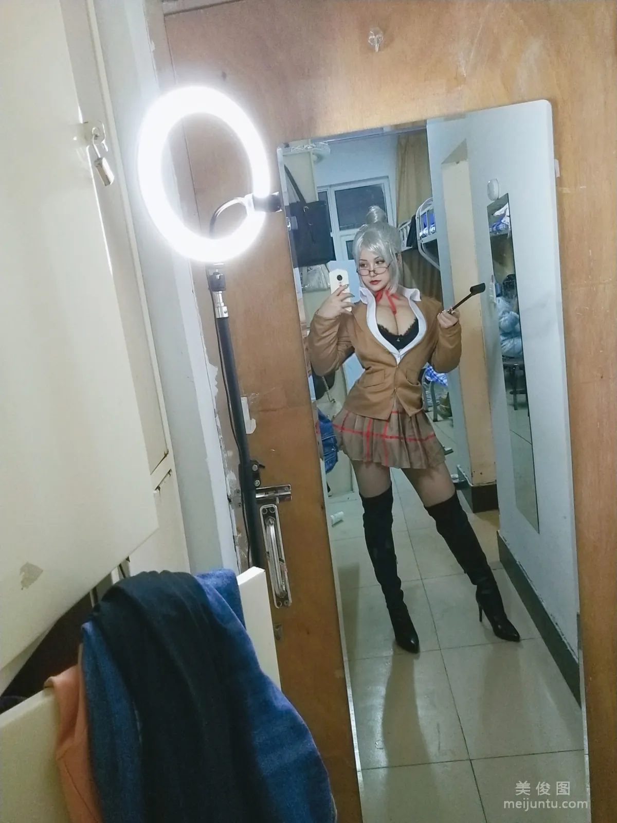 [網紅Coser] 夏鴿鴿不想起床 《副會長》 寫真集 2