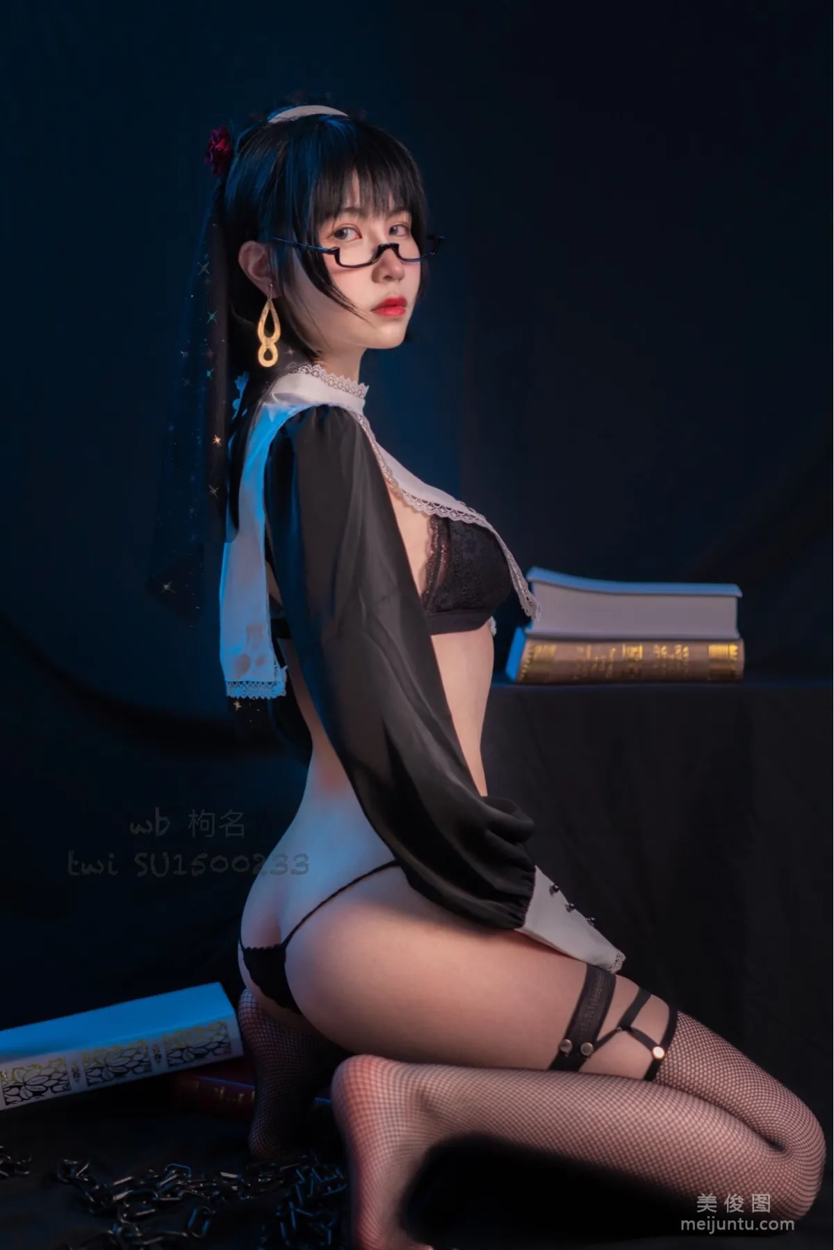 [网红Coser] 逐月su 《修女》 写真集15