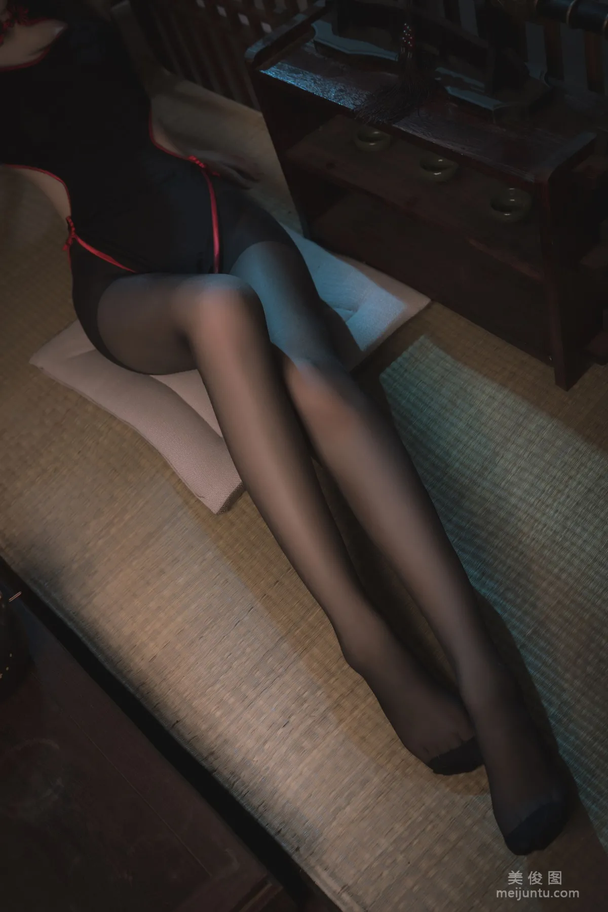 [网红Coser] 南桃Momoko 《黑旗袍》 写真集12