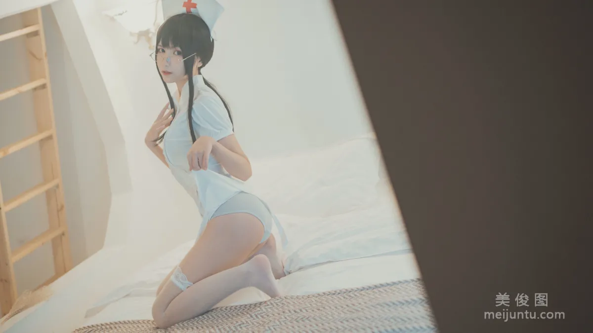 COSER美女逐月su 《小护士》 写真集10