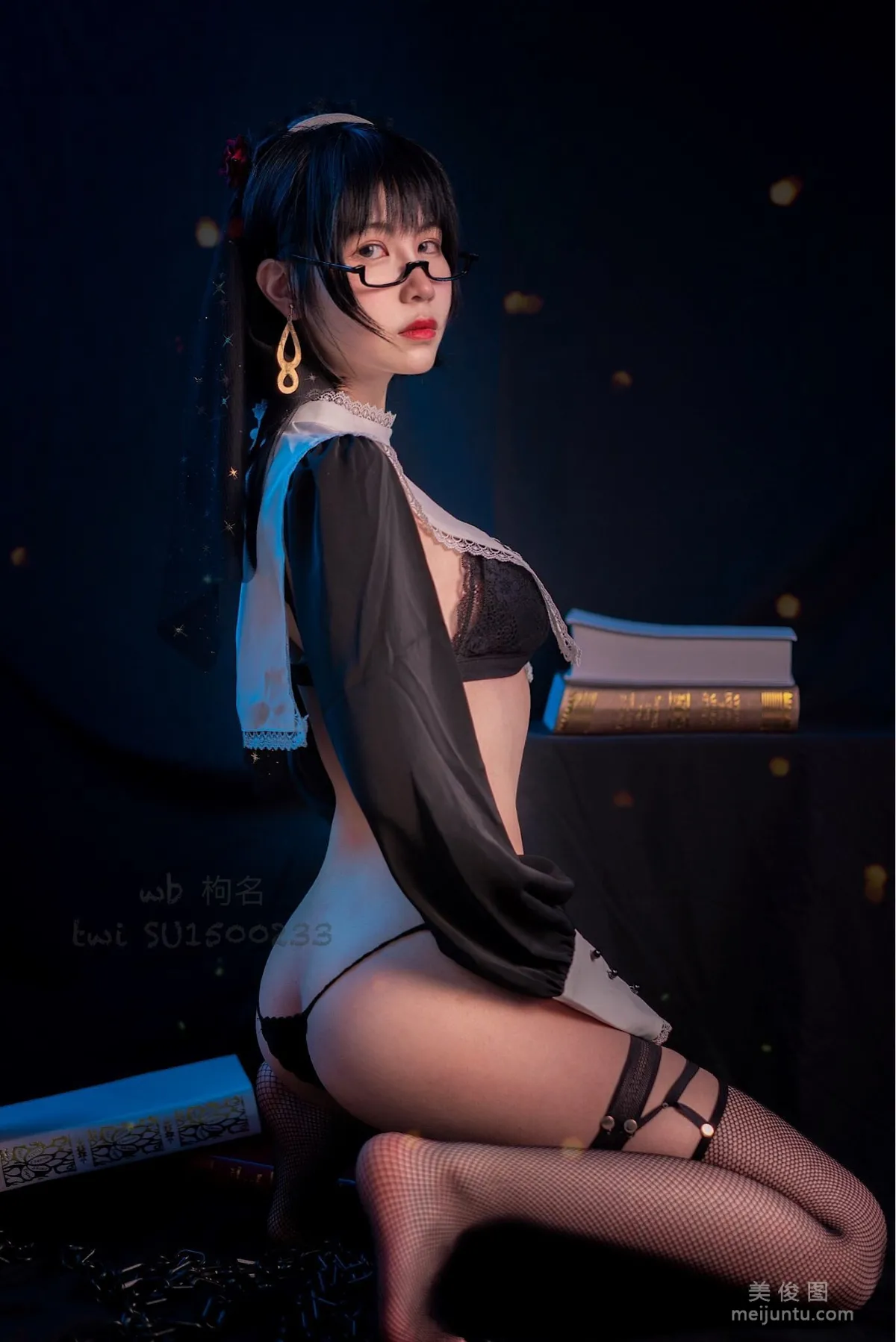 [网红Coser] 逐月su 《修女》 写真集16