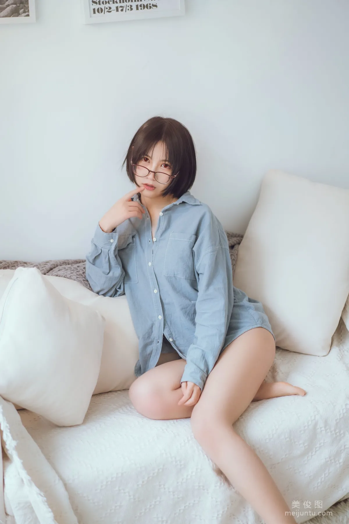 [网红Coser] 逐月su 《蓝色衬衫》 写真集1