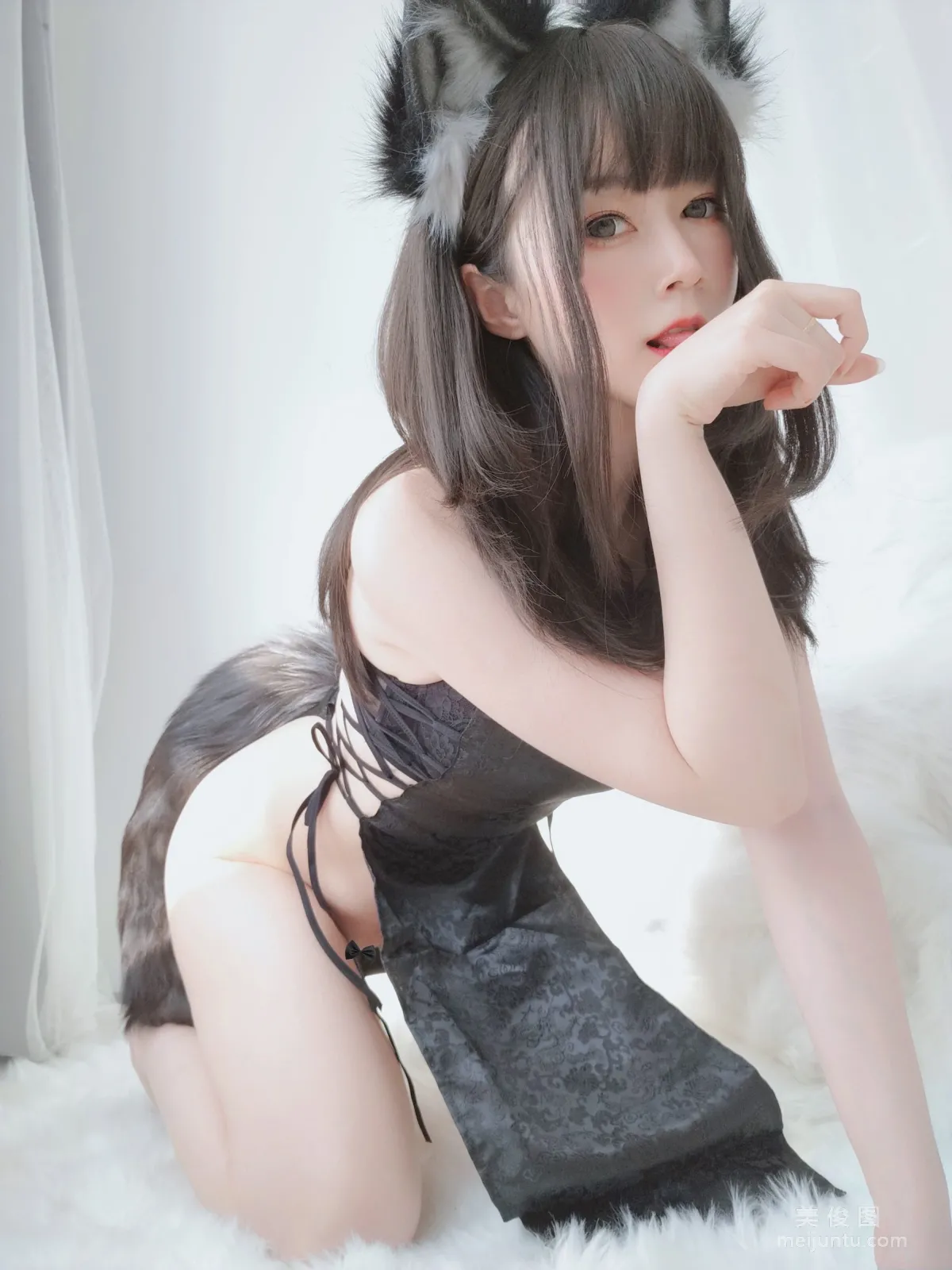 Coser模特白銀81 《小黑狼》 寫真集 2