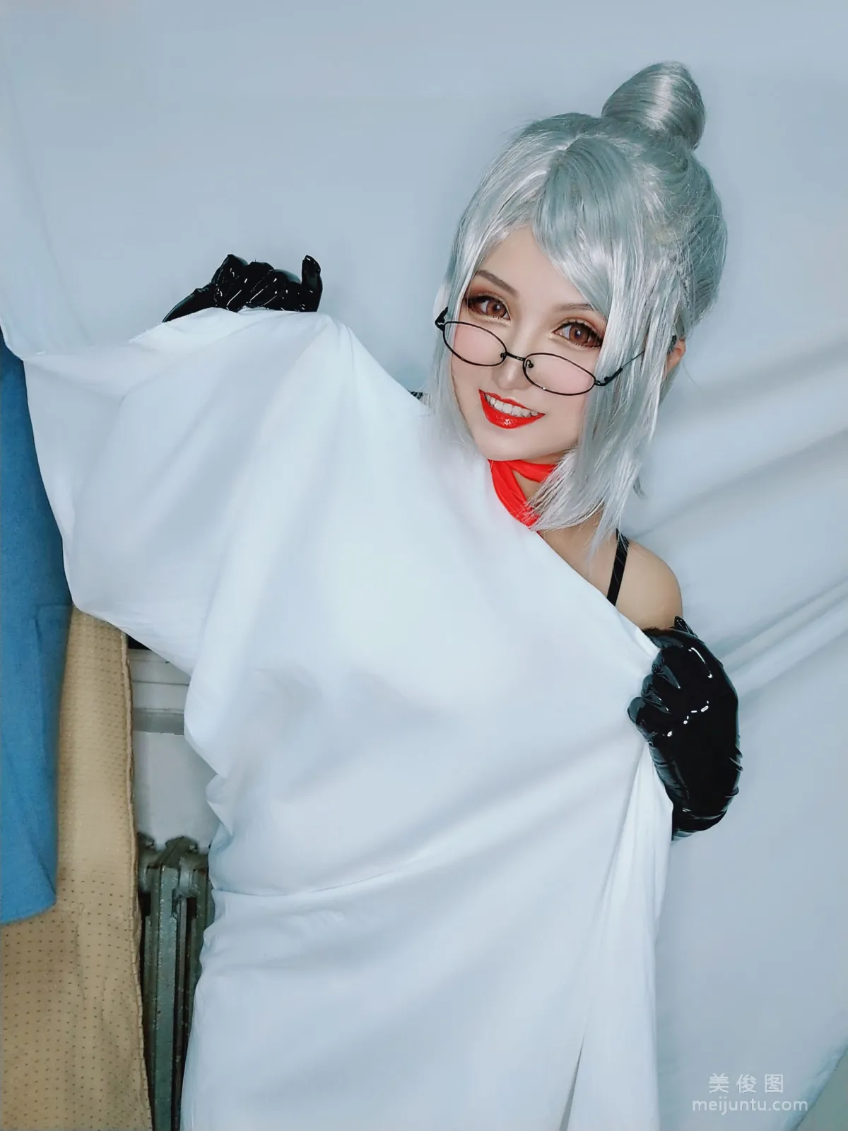 [網紅Coser] 夏鴿鴿不想起床 《副會長》 寫真集 19