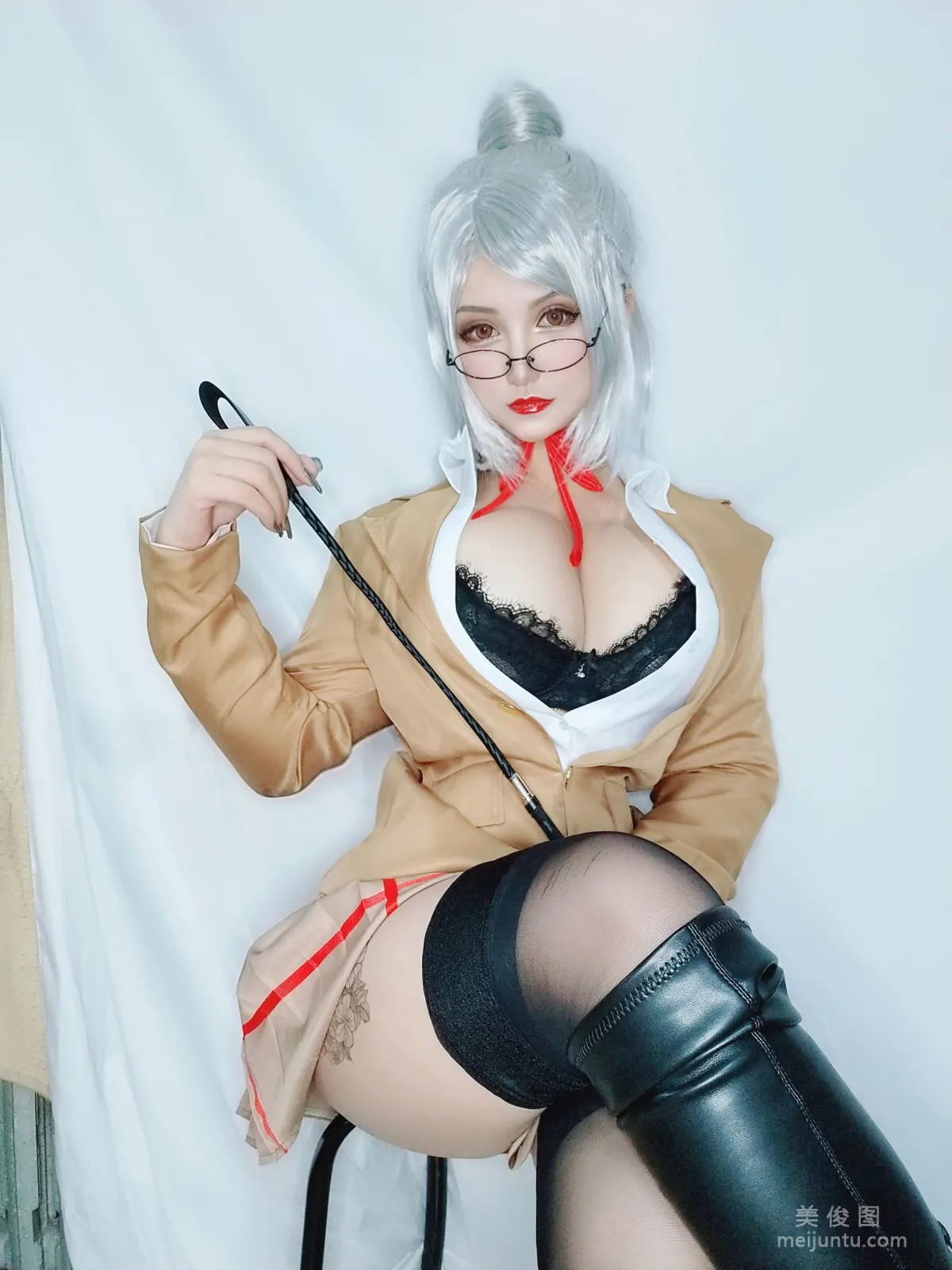 [網紅Coser] 夏鴿鴿不想起床 《副會長》 寫真集 1
